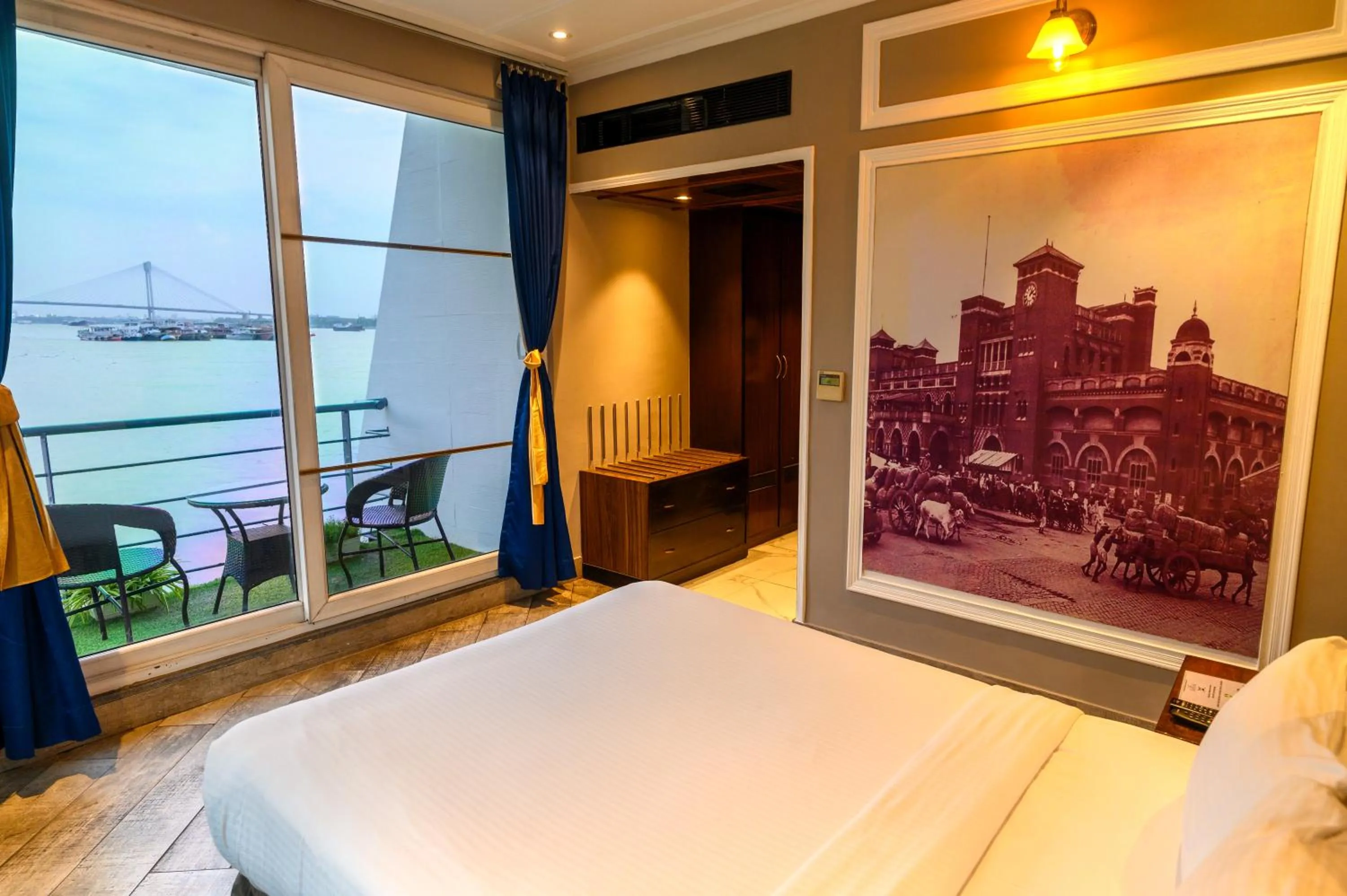 Bedroom, Bed in Polo Floatel Kolkata