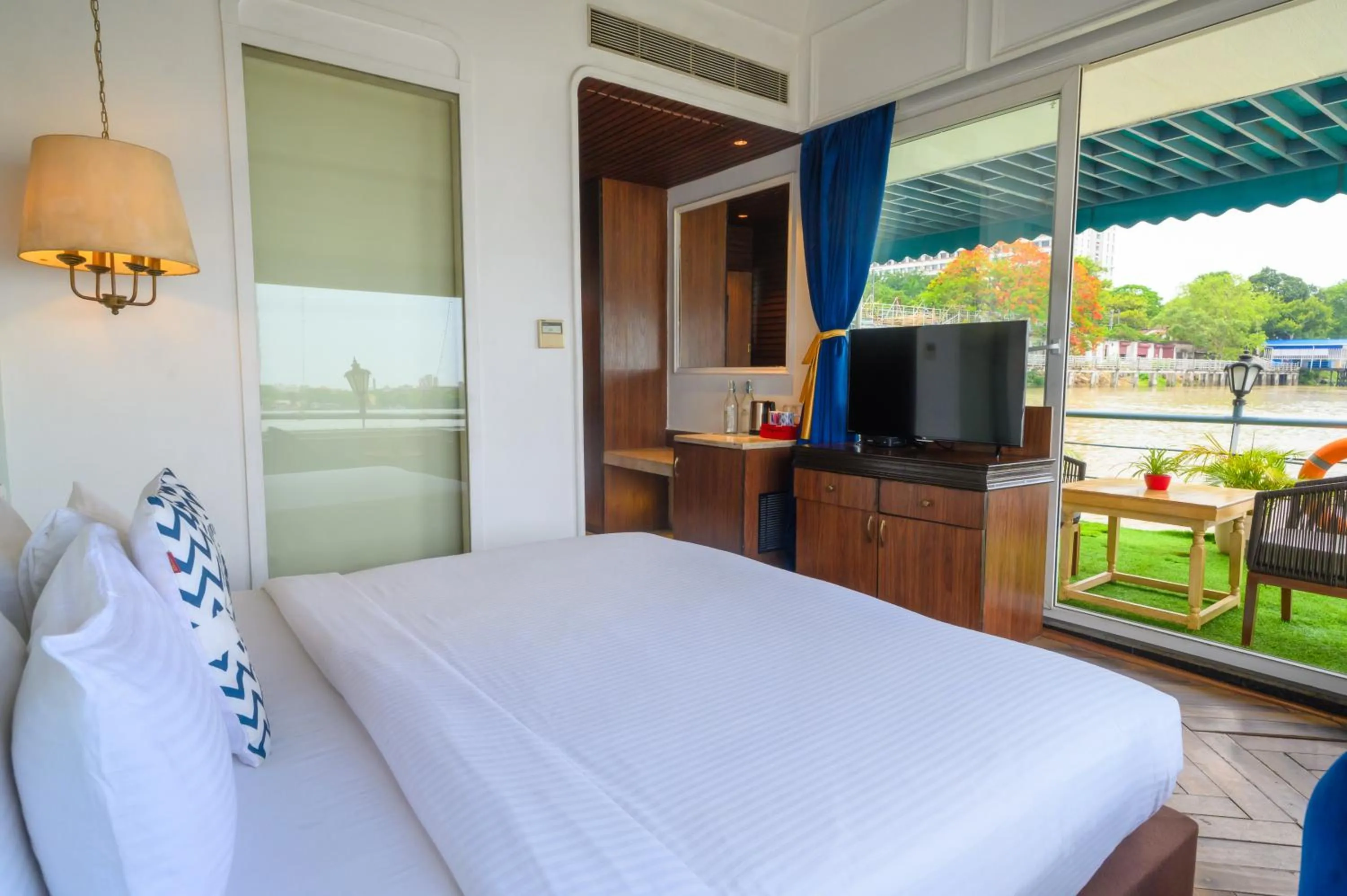 Balcony/Terrace, Bed in Polo Floatel Kolkata