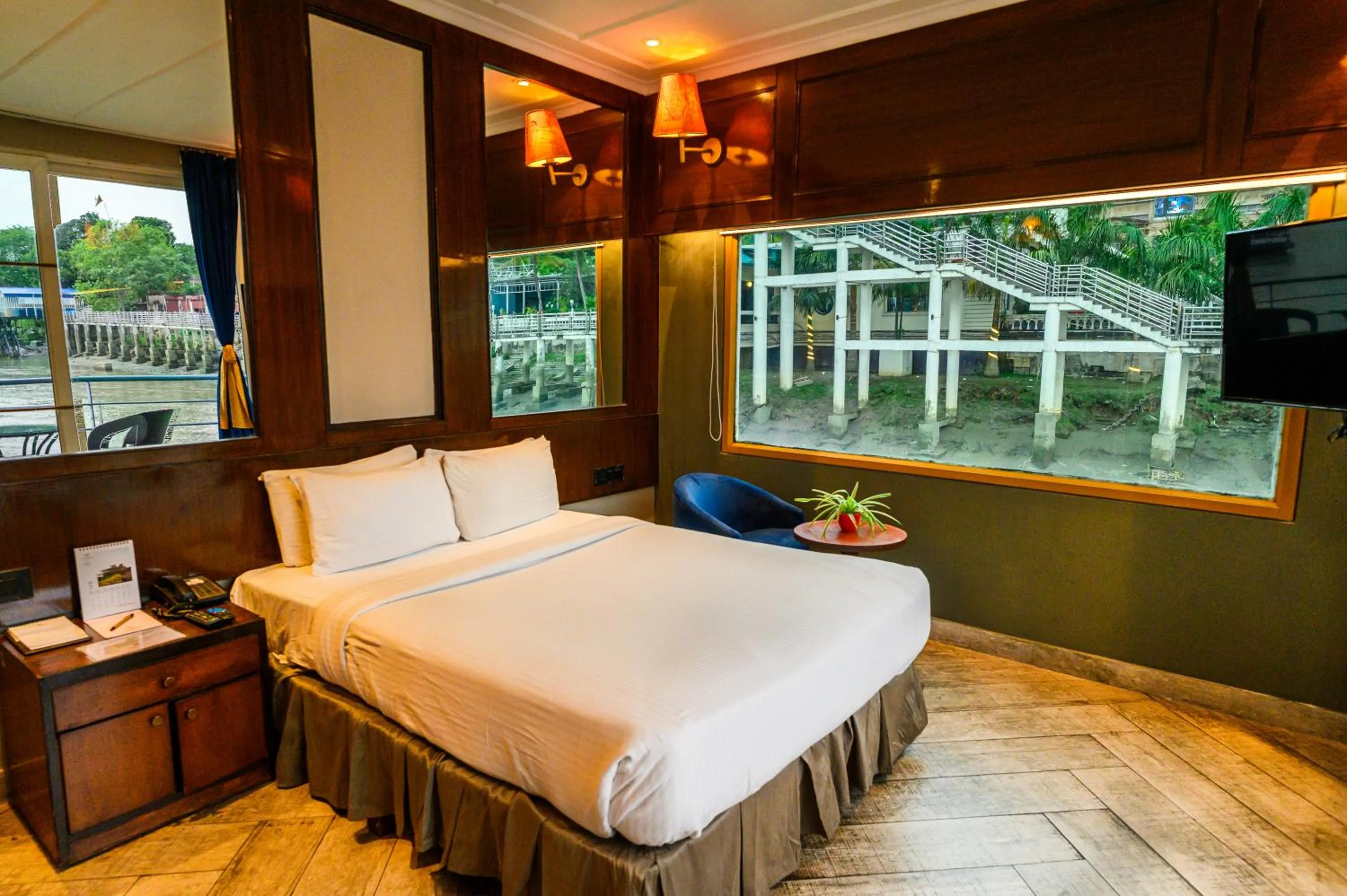 Bed in Polo Floatel Kolkata