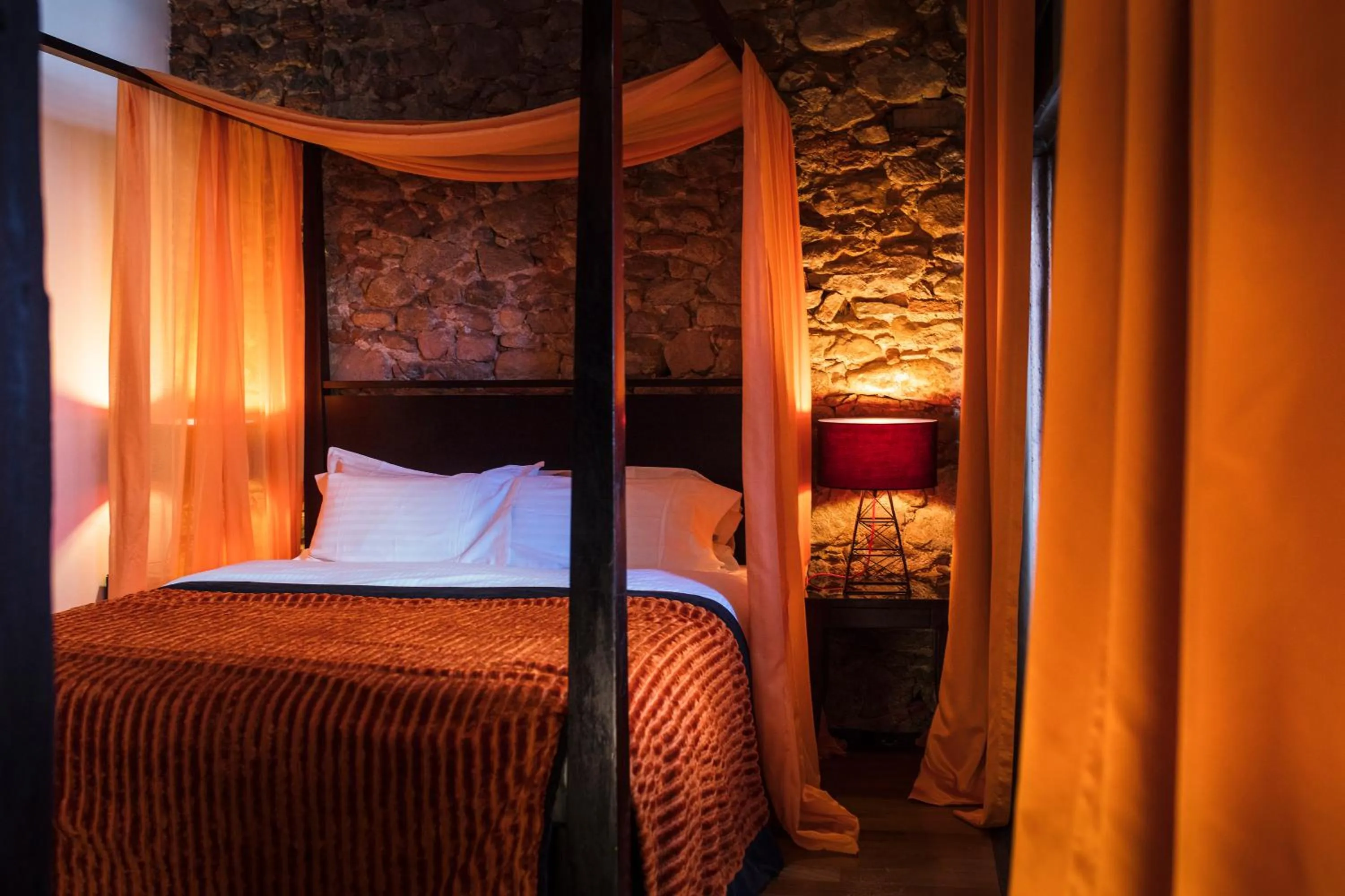 Bed in Le B. Suites, Chambres & Restaurant