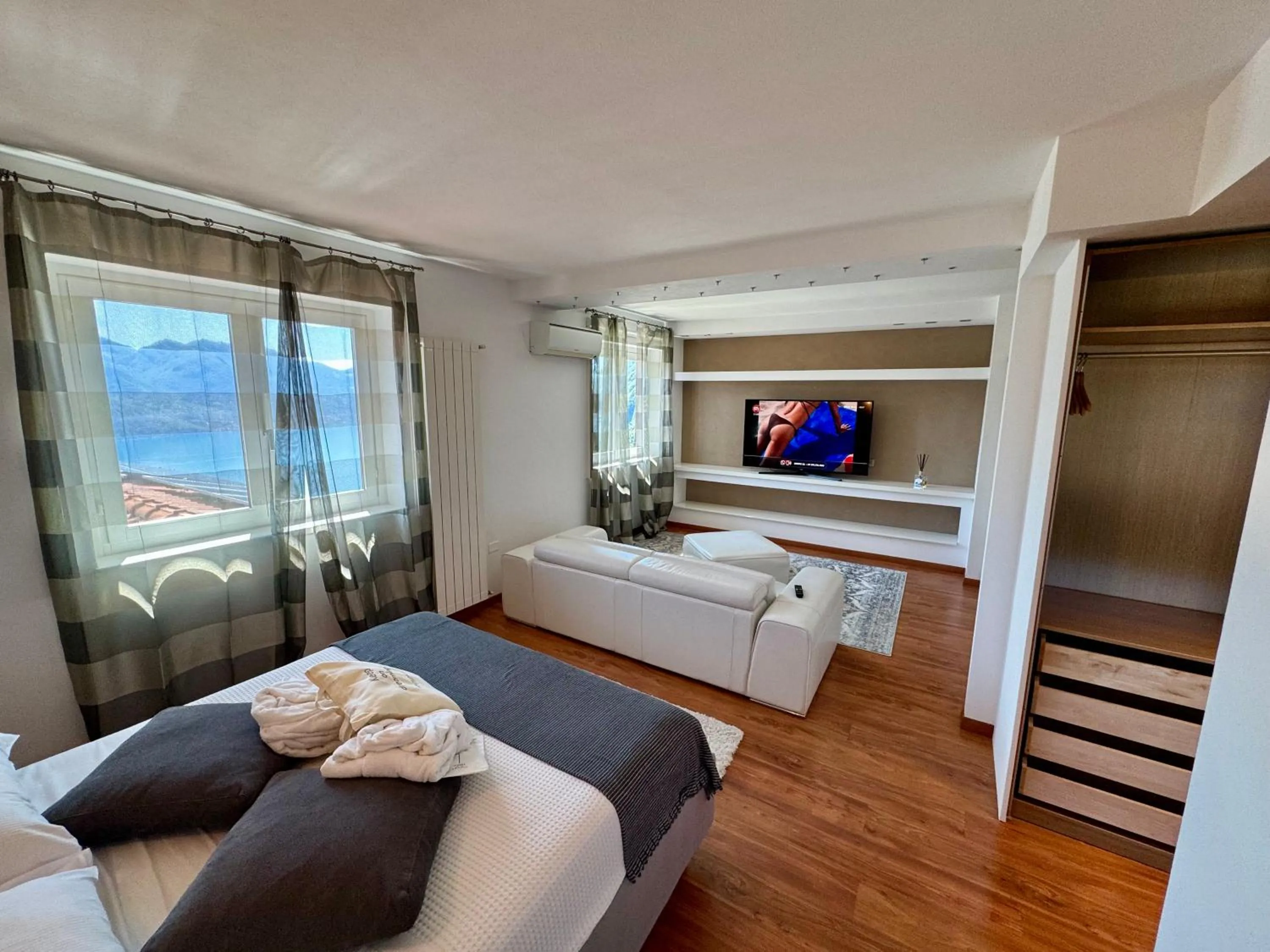 Communal lounge/ TV room, Bed in Esprit D'Hotel Panoramico