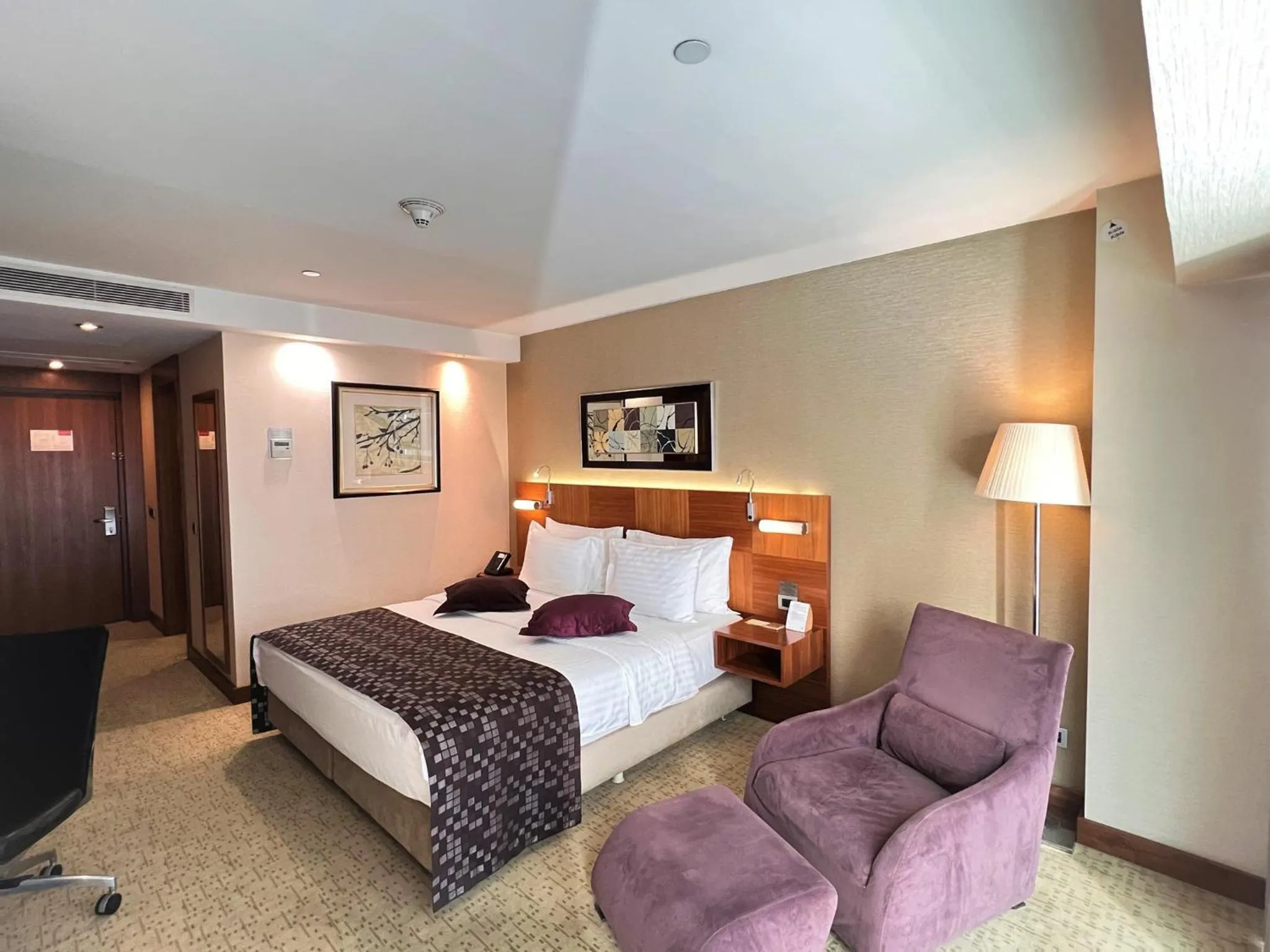 Photo of the whole room, Bed in Crowne Plaza Istanbul Harbiye by IHG