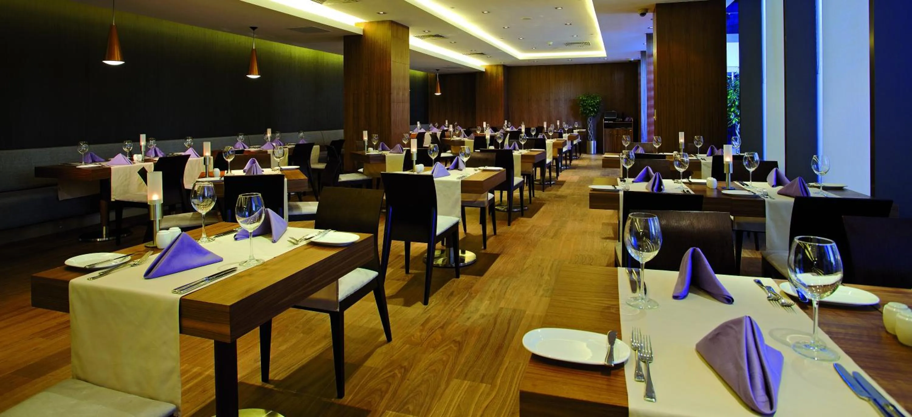Restaurant/places to eat in Crowne Plaza Istanbul Harbiye by IHG