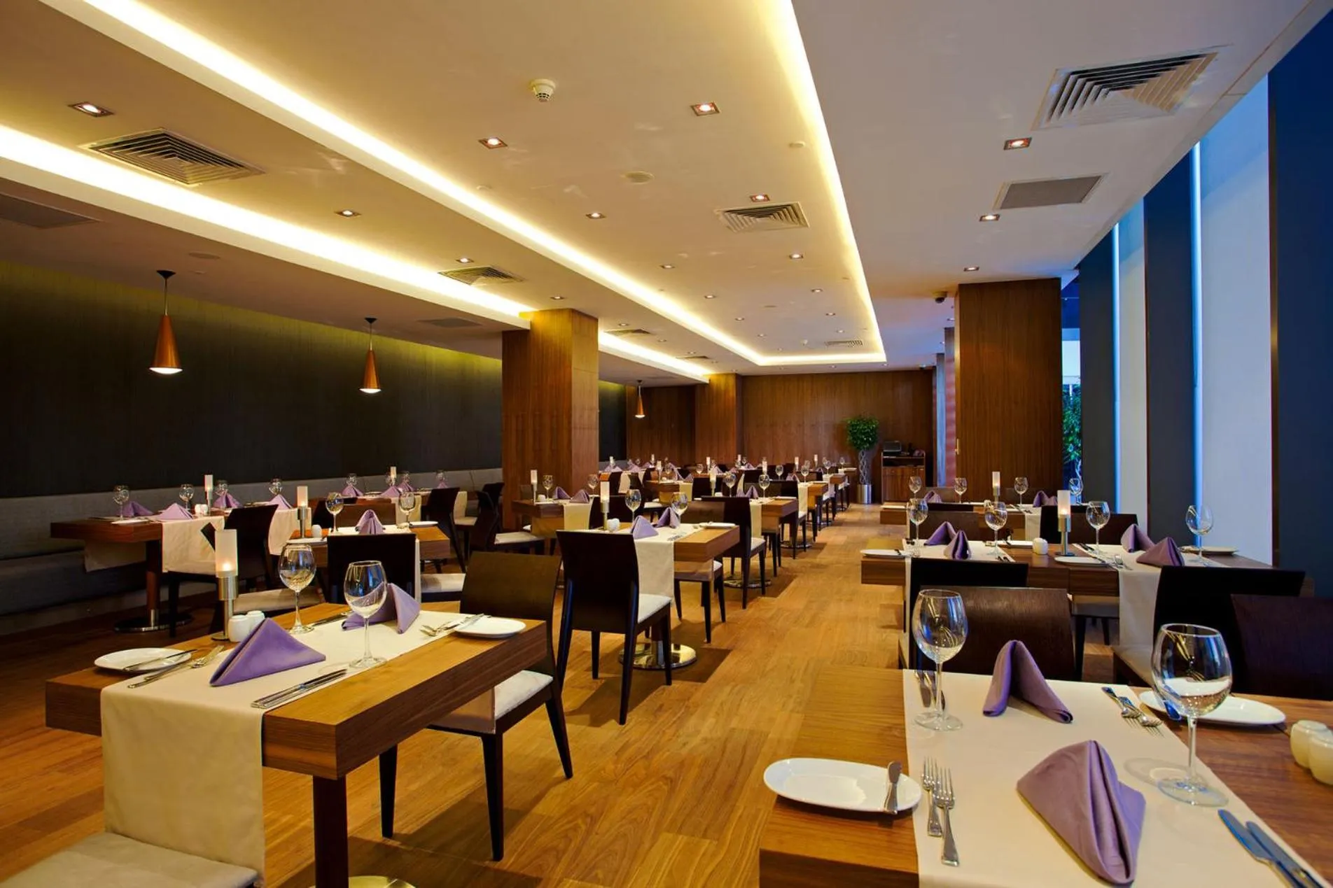 Restaurant/places to eat in Crowne Plaza Istanbul Harbiye by IHG