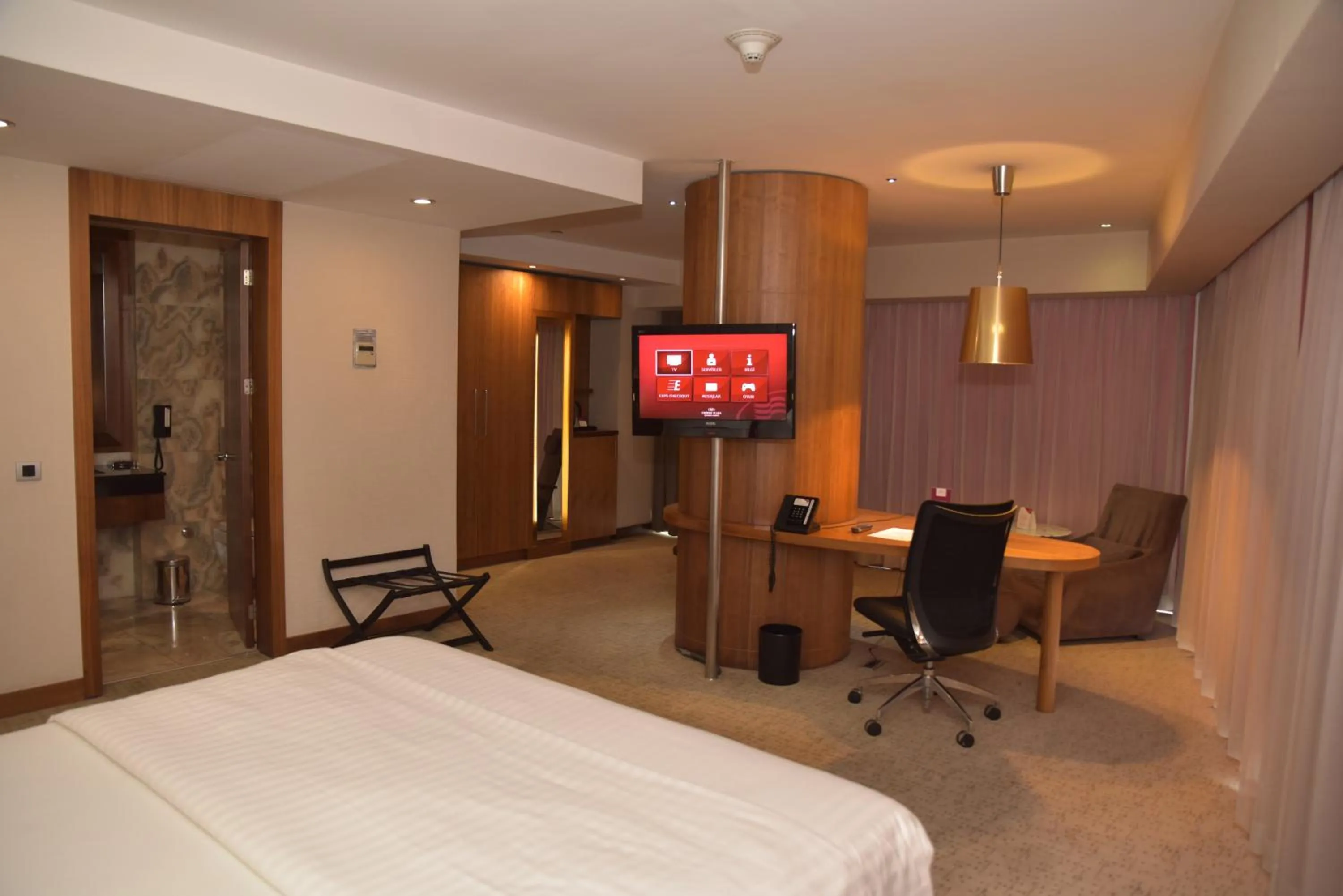 Photo of the whole room, Bed in Crowne Plaza Istanbul Harbiye by IHG