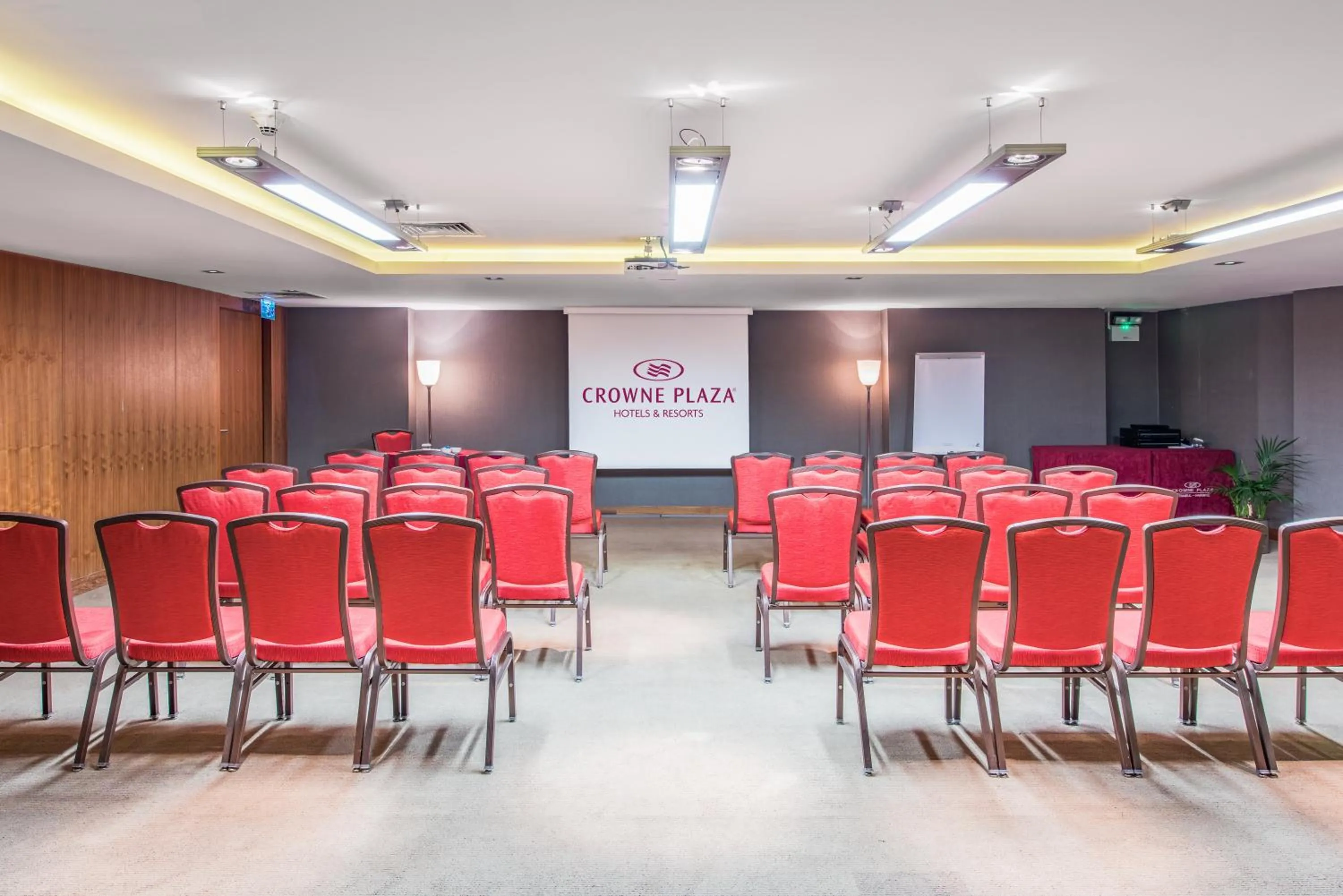 Meeting/conference room in Crowne Plaza Istanbul Harbiye by IHG