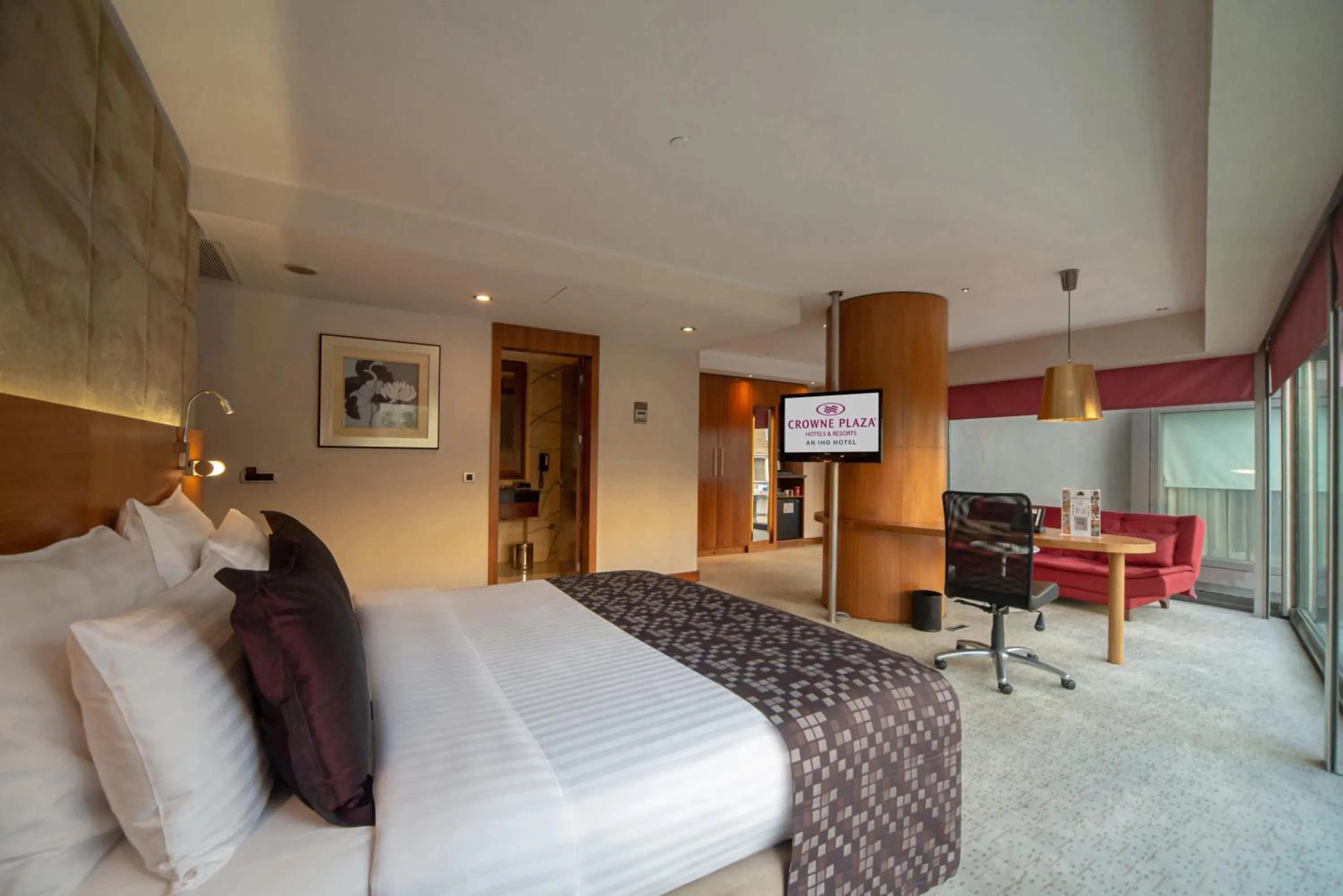 Communal lounge/ TV room, Bed in Crowne Plaza Istanbul Harbiye by IHG