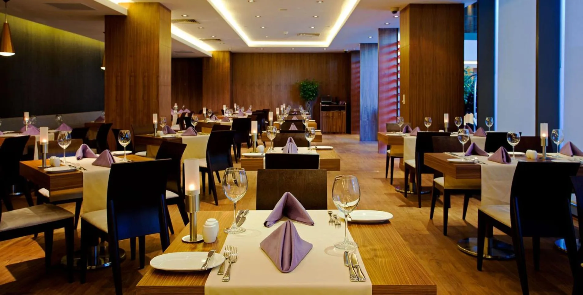 Restaurant/places to eat in Crowne Plaza Istanbul Harbiye by IHG