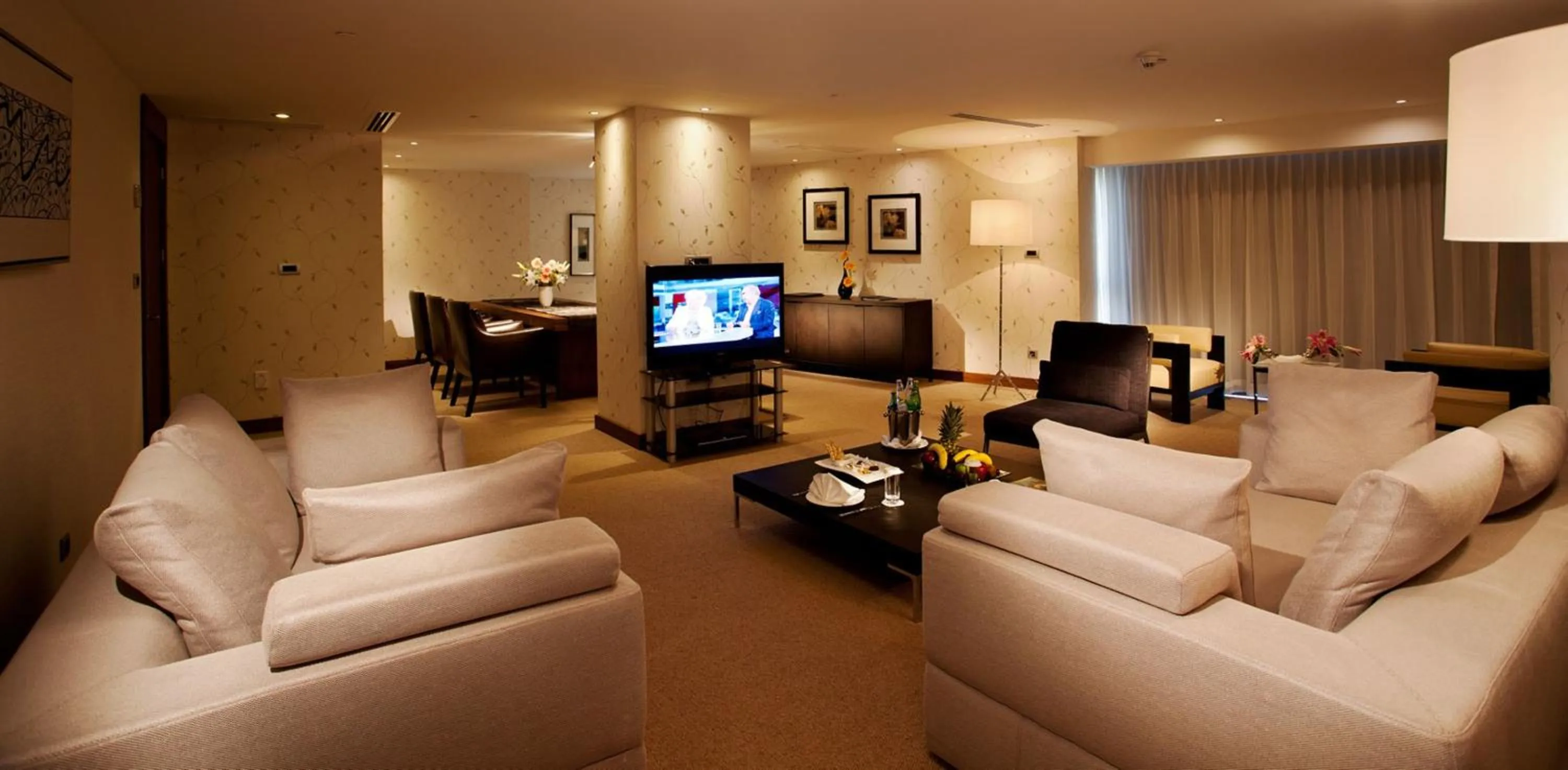 Communal lounge/ TV room in Crowne Plaza Istanbul Harbiye by IHG