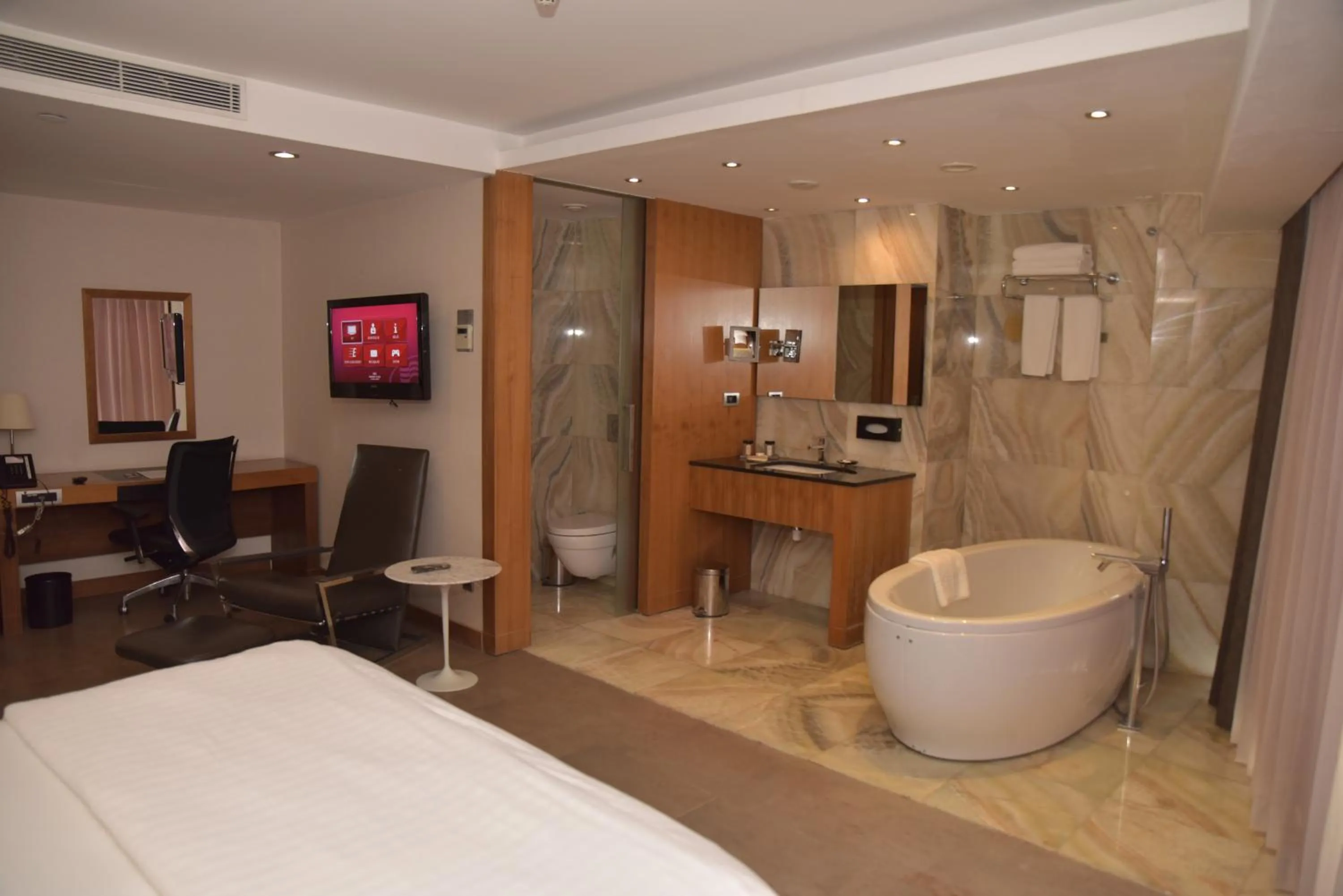 Hot Tub, Bed in Crowne Plaza Istanbul Harbiye by IHG