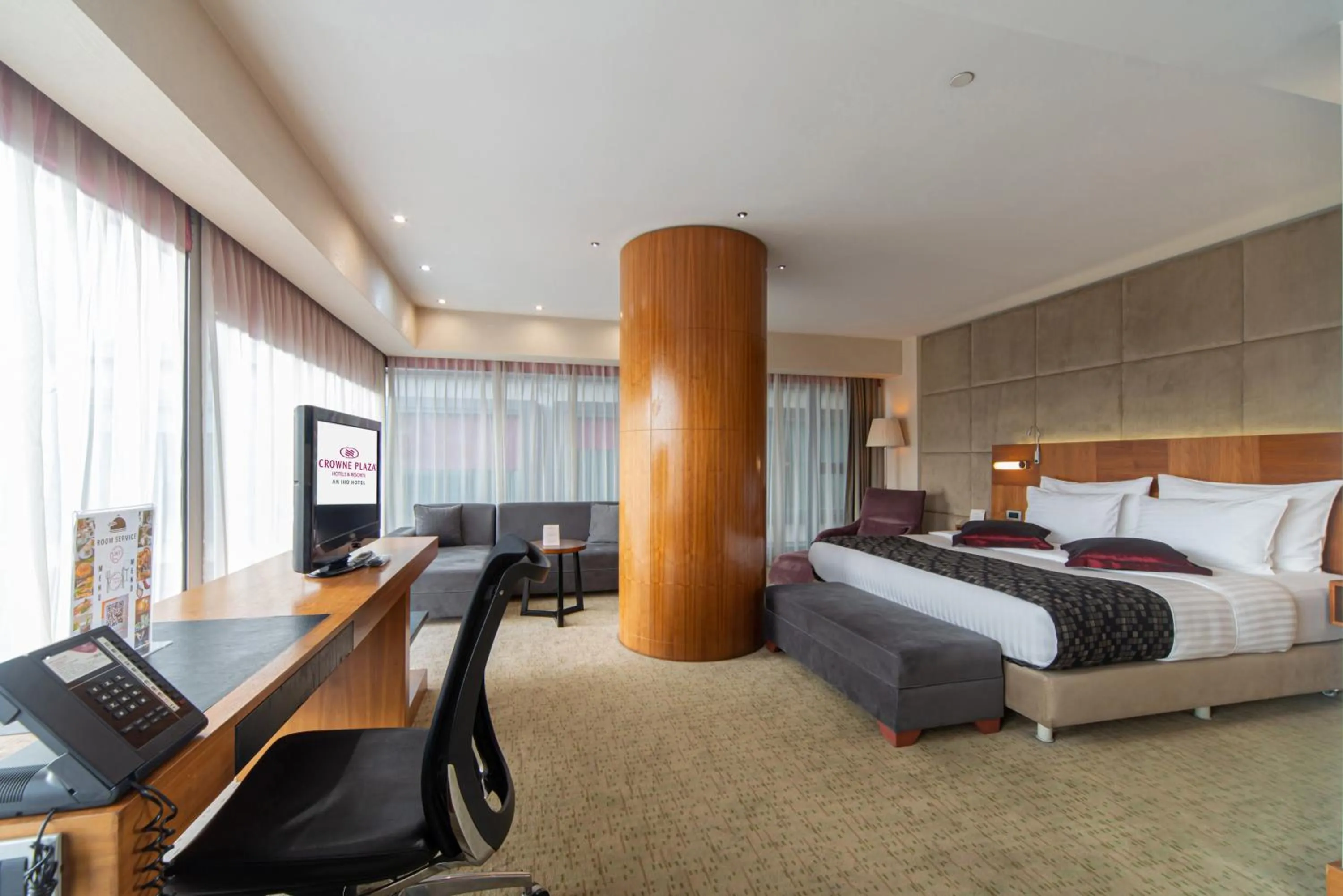 Communal lounge/ TV room, Bed in Crowne Plaza Istanbul Harbiye by IHG