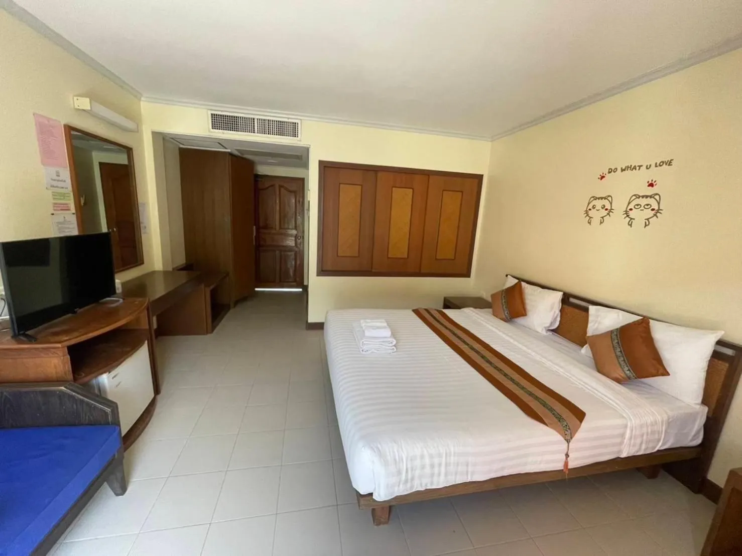 TV and multimedia, Bed in Kaibae Hut Resort