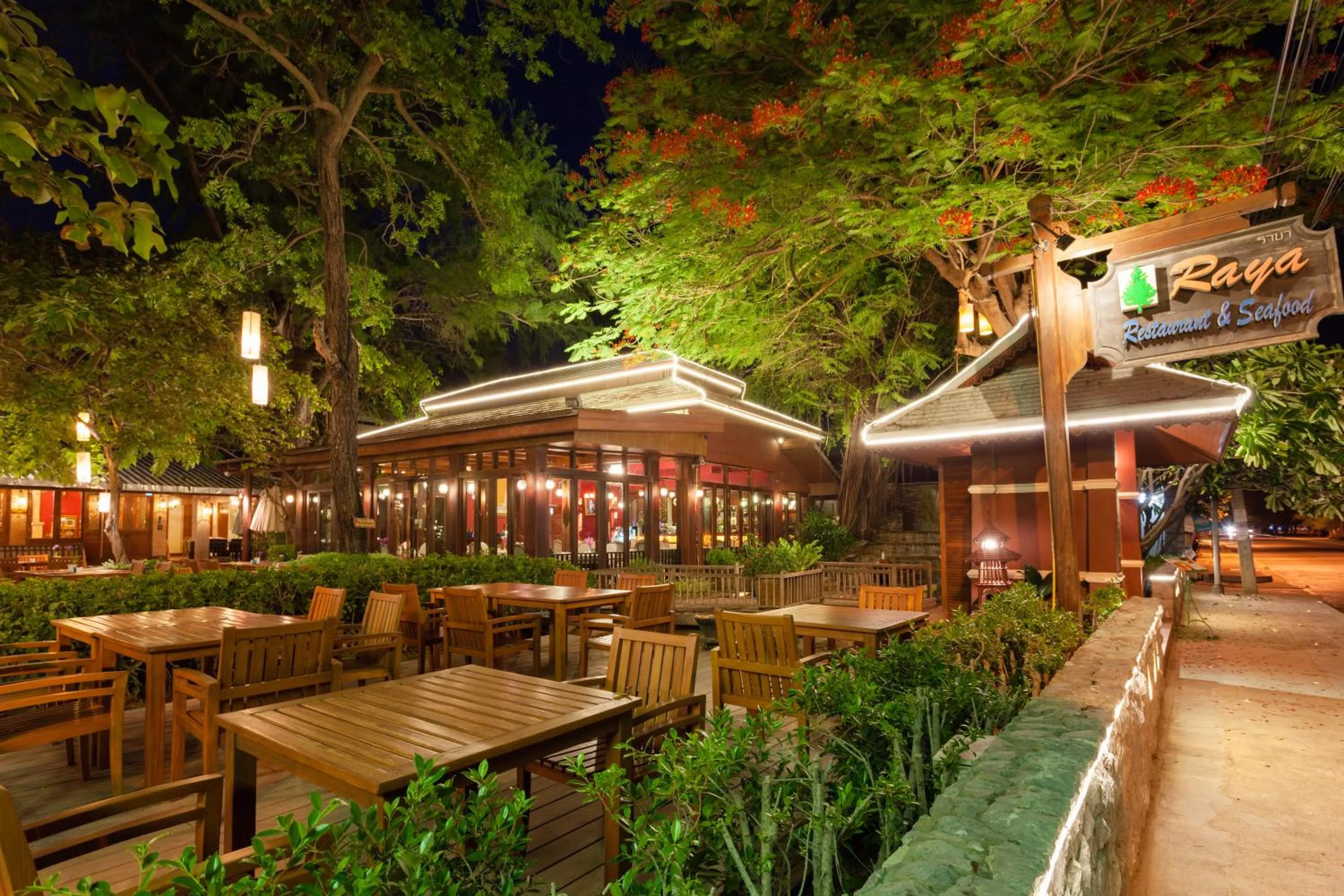 Restaurant/places to eat in Raya Resort Beach front - The Most Green Resort in Cha-am