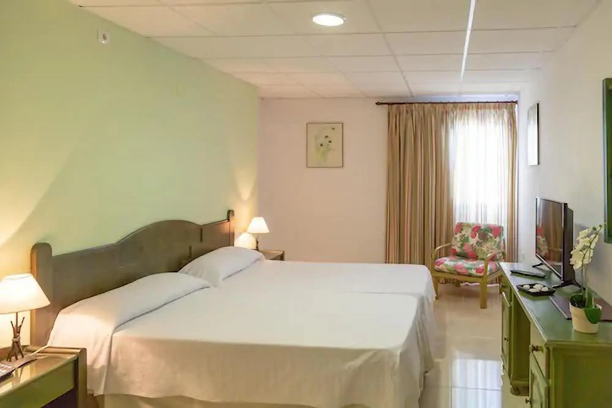 Budget Double Room in Hotel Marquesa Budget Double Room in Hotel Marquesa