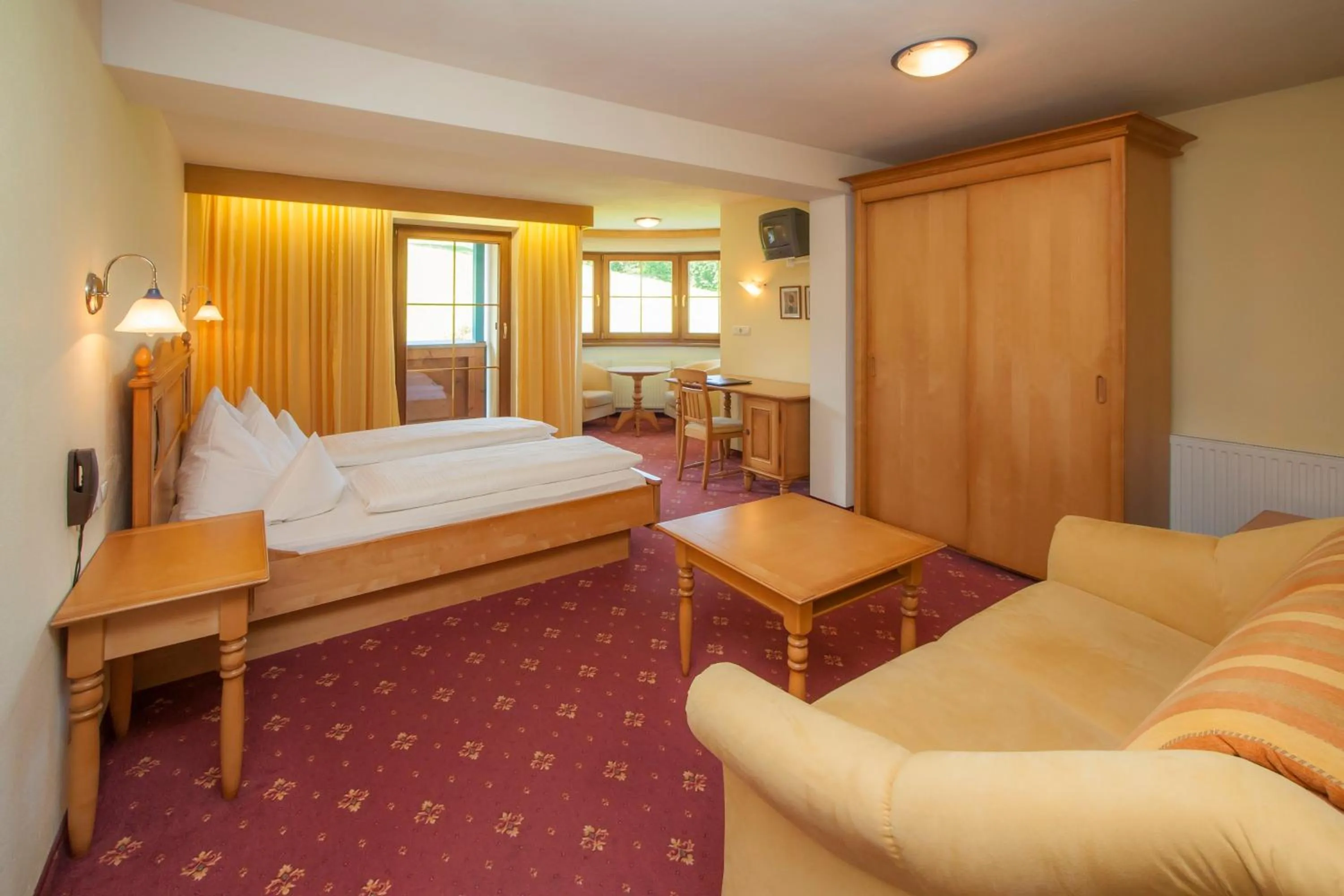 Photo of the whole room, Bed in Hotel-Gasthof zur Schönen Aussicht