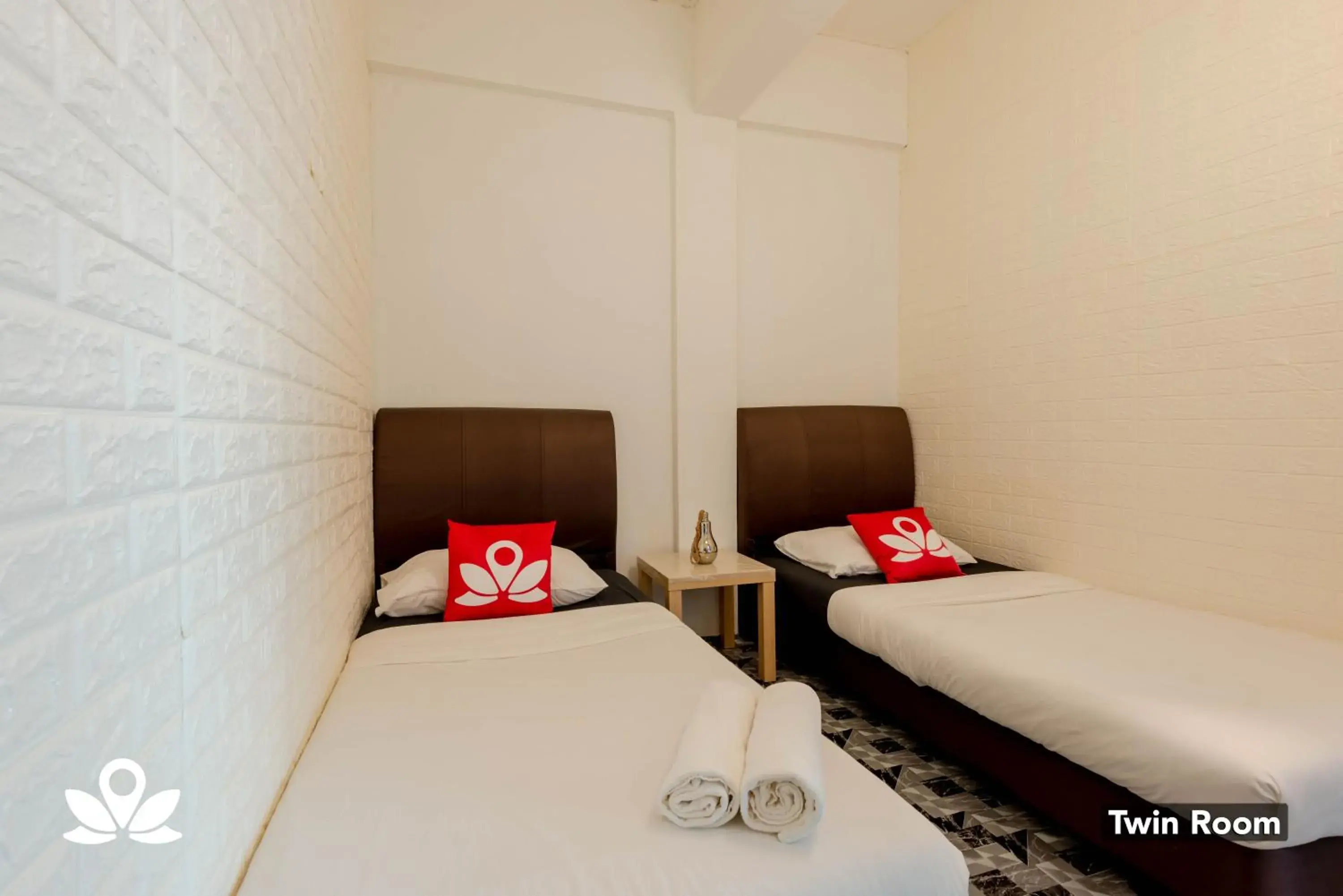 Twin Room with Shared Bathroom ( No window ) in Island Backpackers Twin Room with Shared Bathroom ( No window ) in Island Backpackers