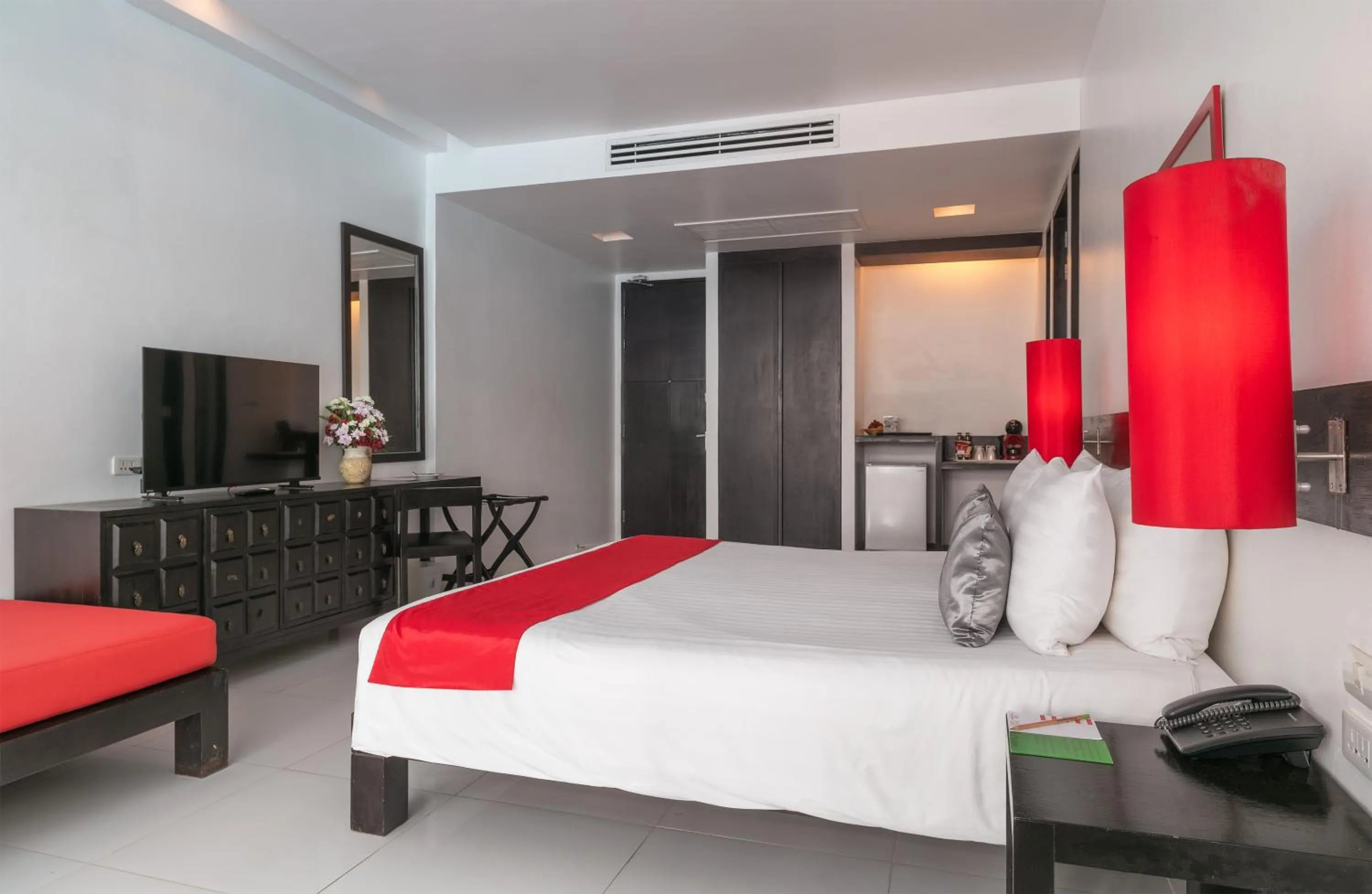 Communal lounge/ TV room, Bed in The Old Phuket - Karon Beach Resort