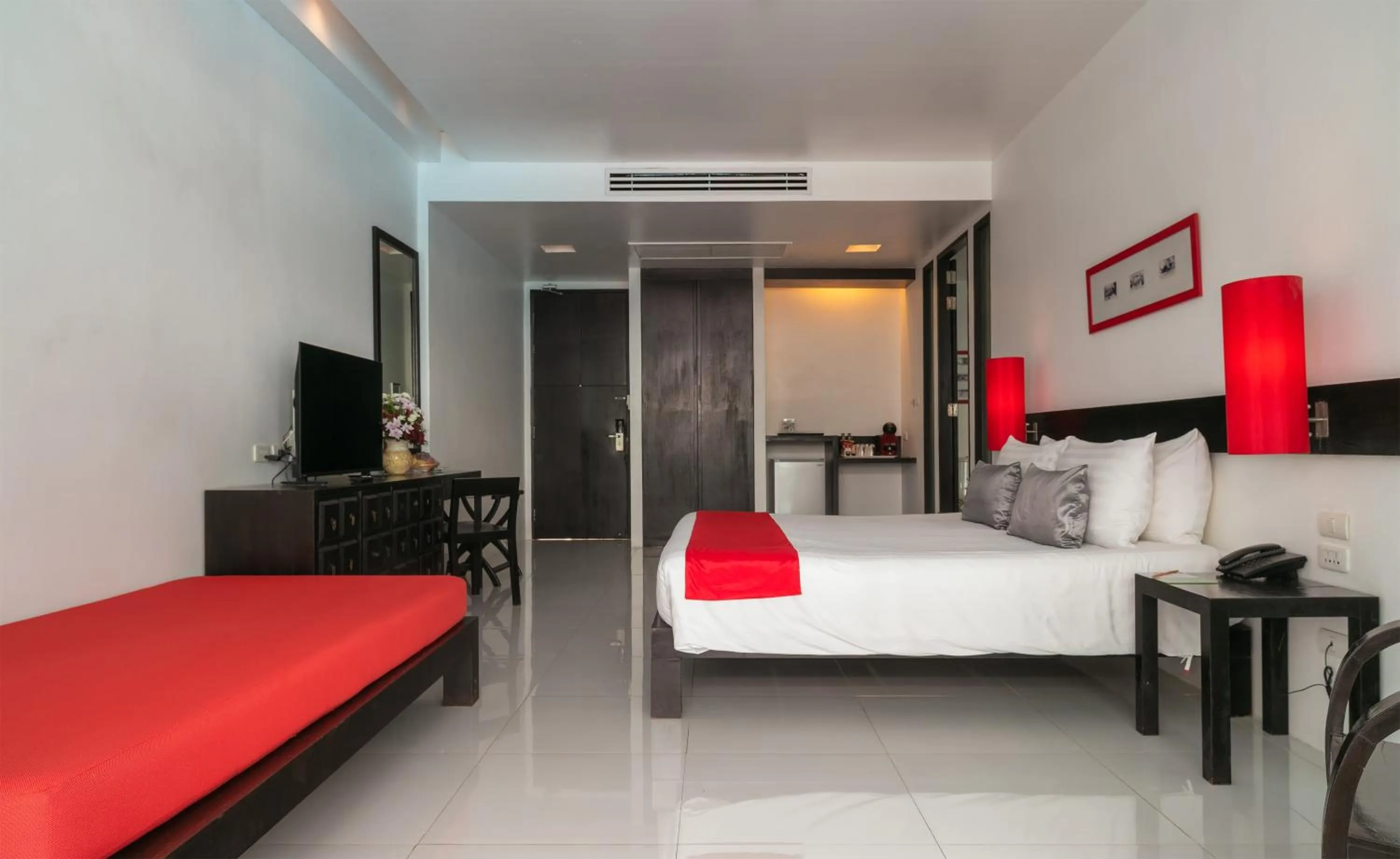 Bed in The Old Phuket - Karon Beach Resort