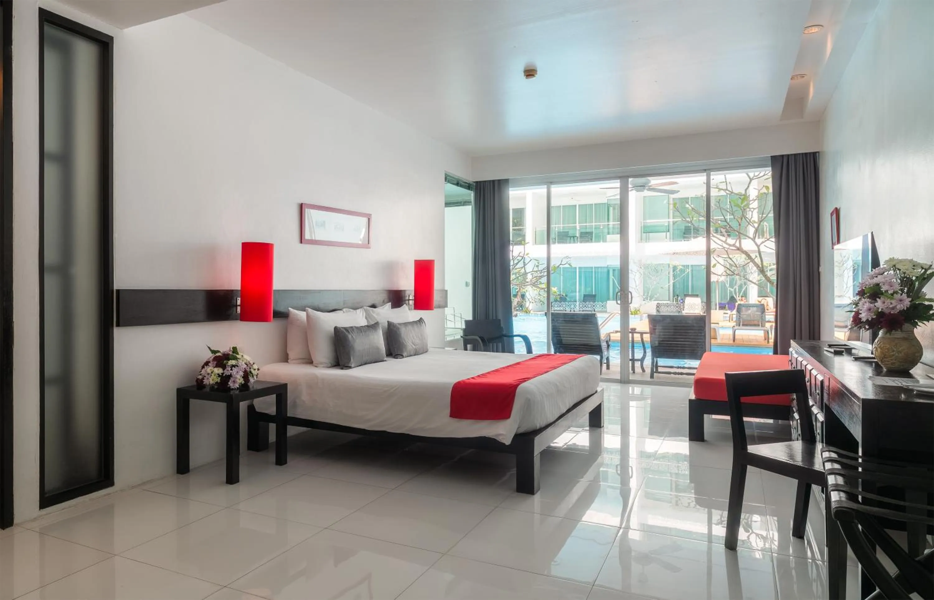 Bed in The Old Phuket - Karon Beach Resort