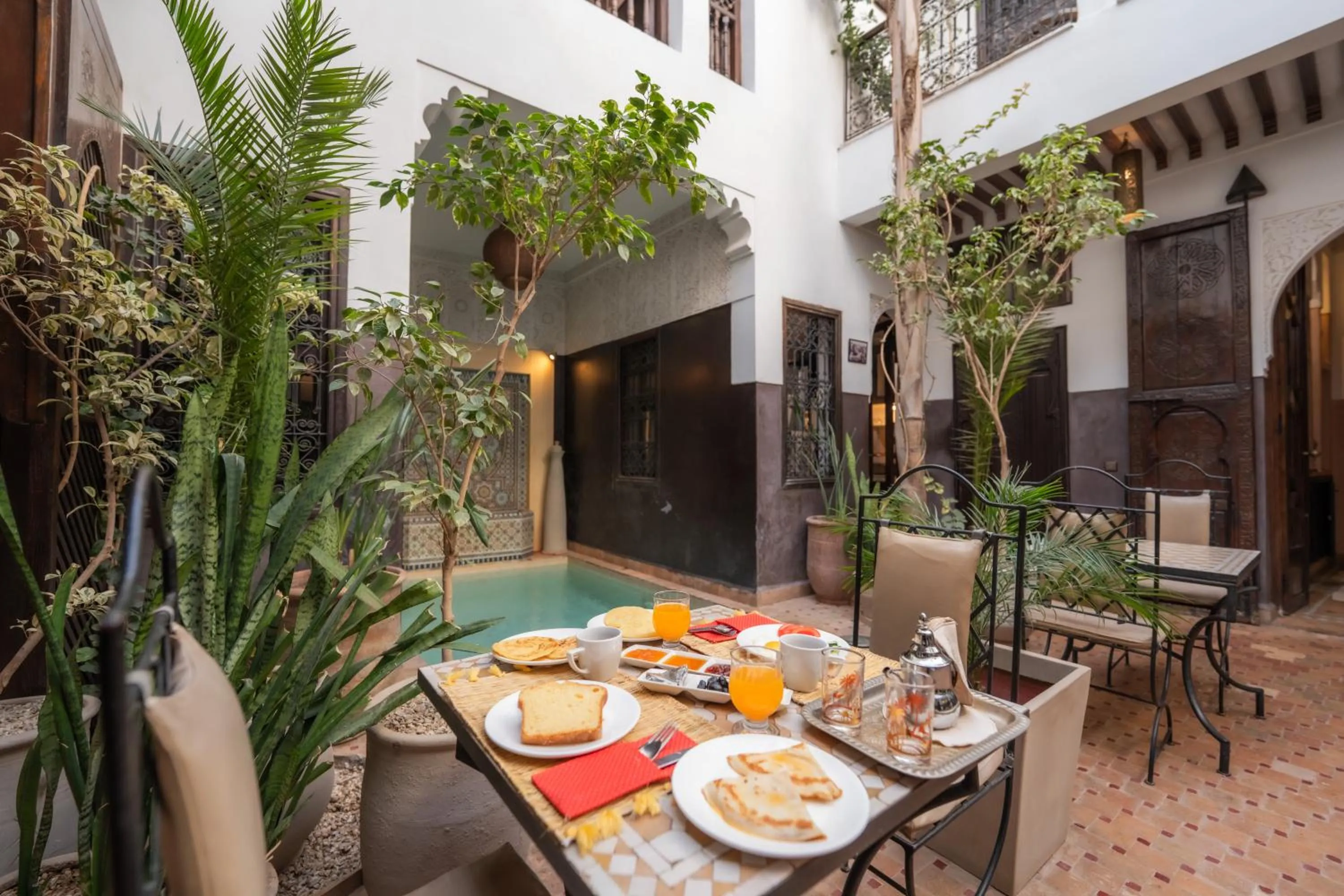 Dining area in Riad La Porte Rouge By La Siredrah