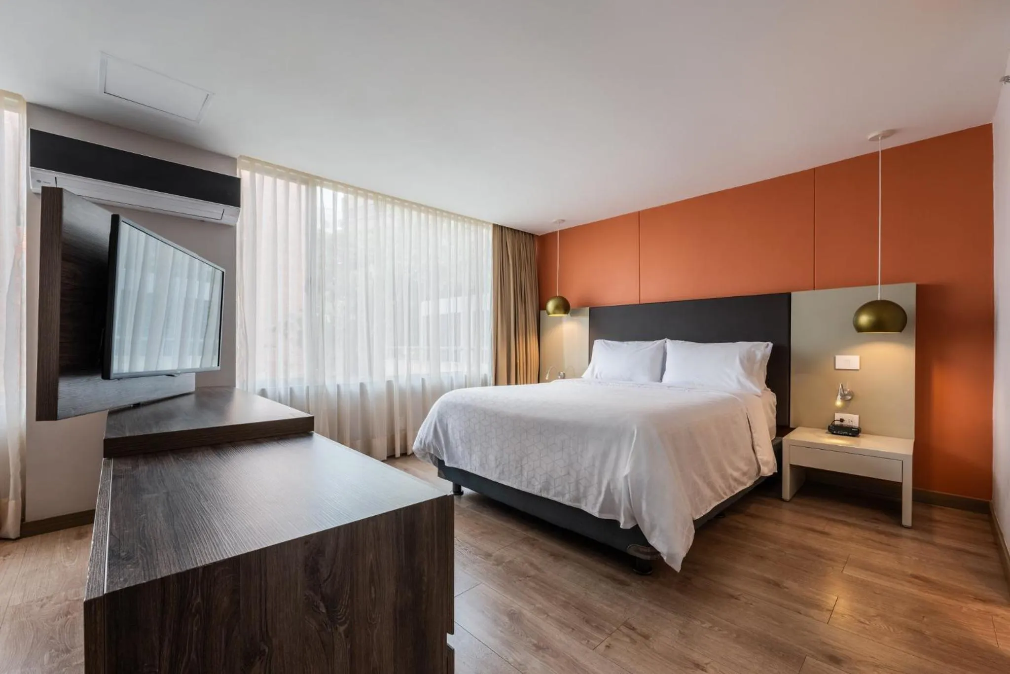 Photo of the whole room, Bed in Hotel Holiday Inn Express & Suites Medellin by IHG
