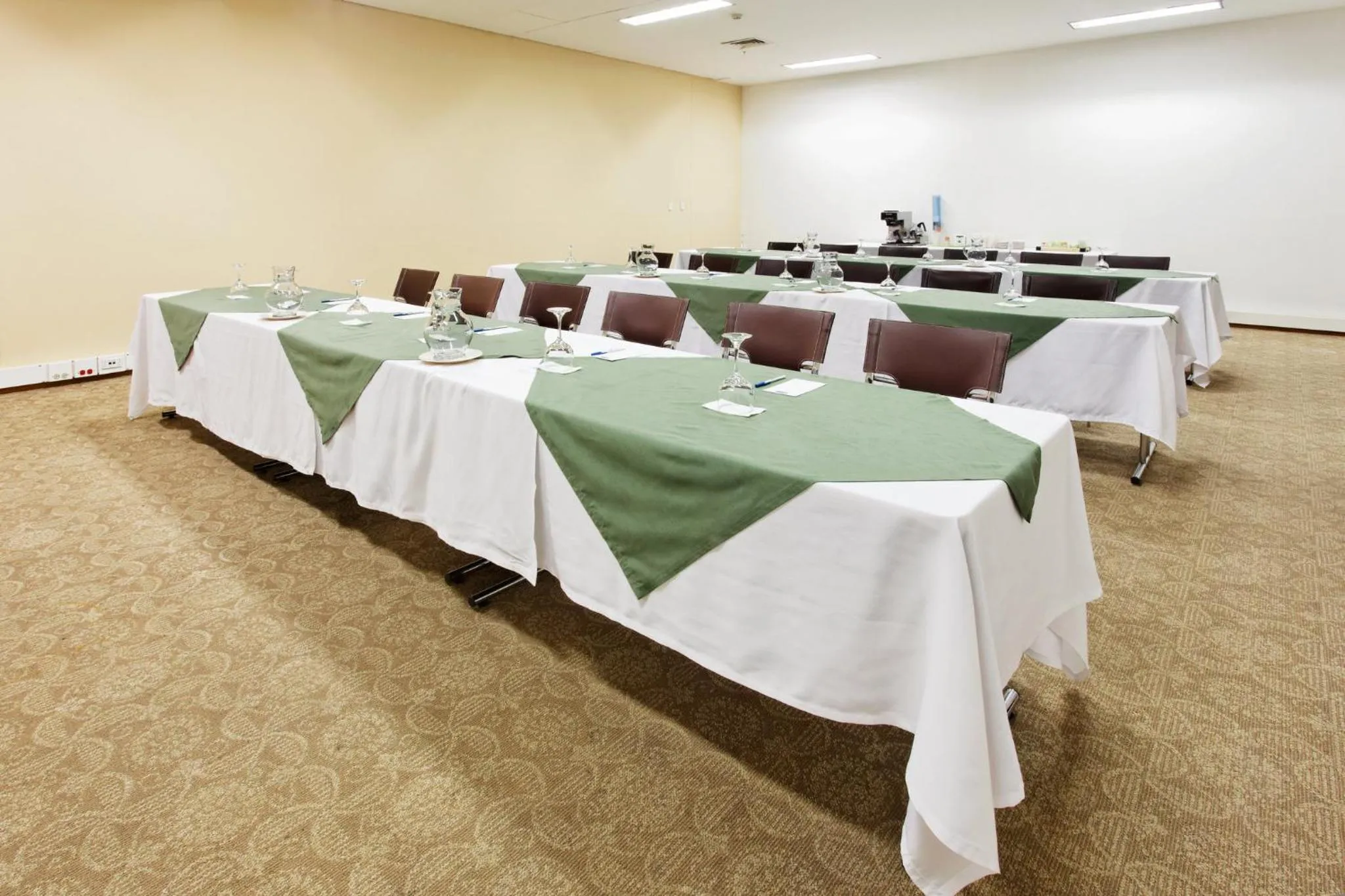 Meeting/conference room in Hotel Holiday Inn Express & Suites Medellin by IHG