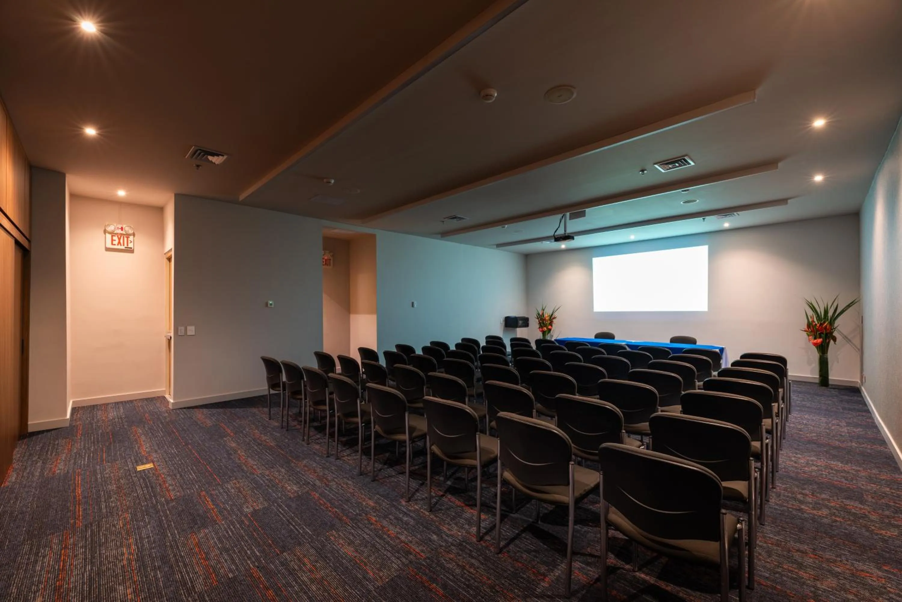 Meeting/conference room in Hotel Holiday Inn Express & Suites Medellin by IHG