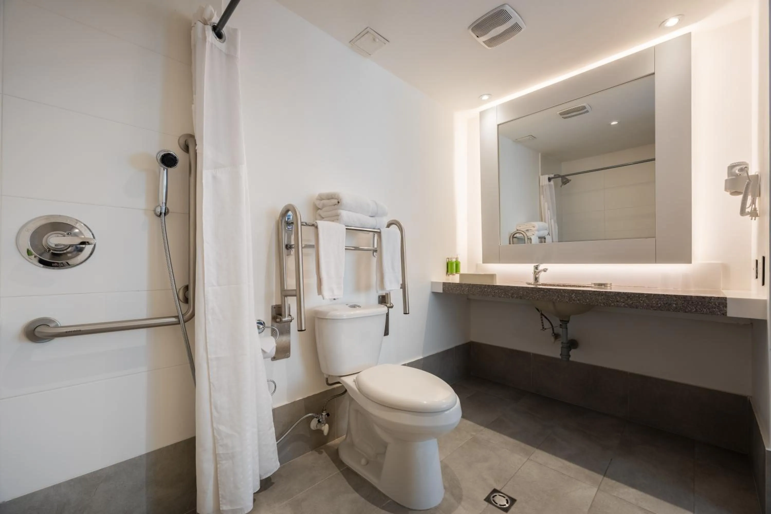 Shower in Hotel Holiday Inn Express & Suites Medellin by IHG