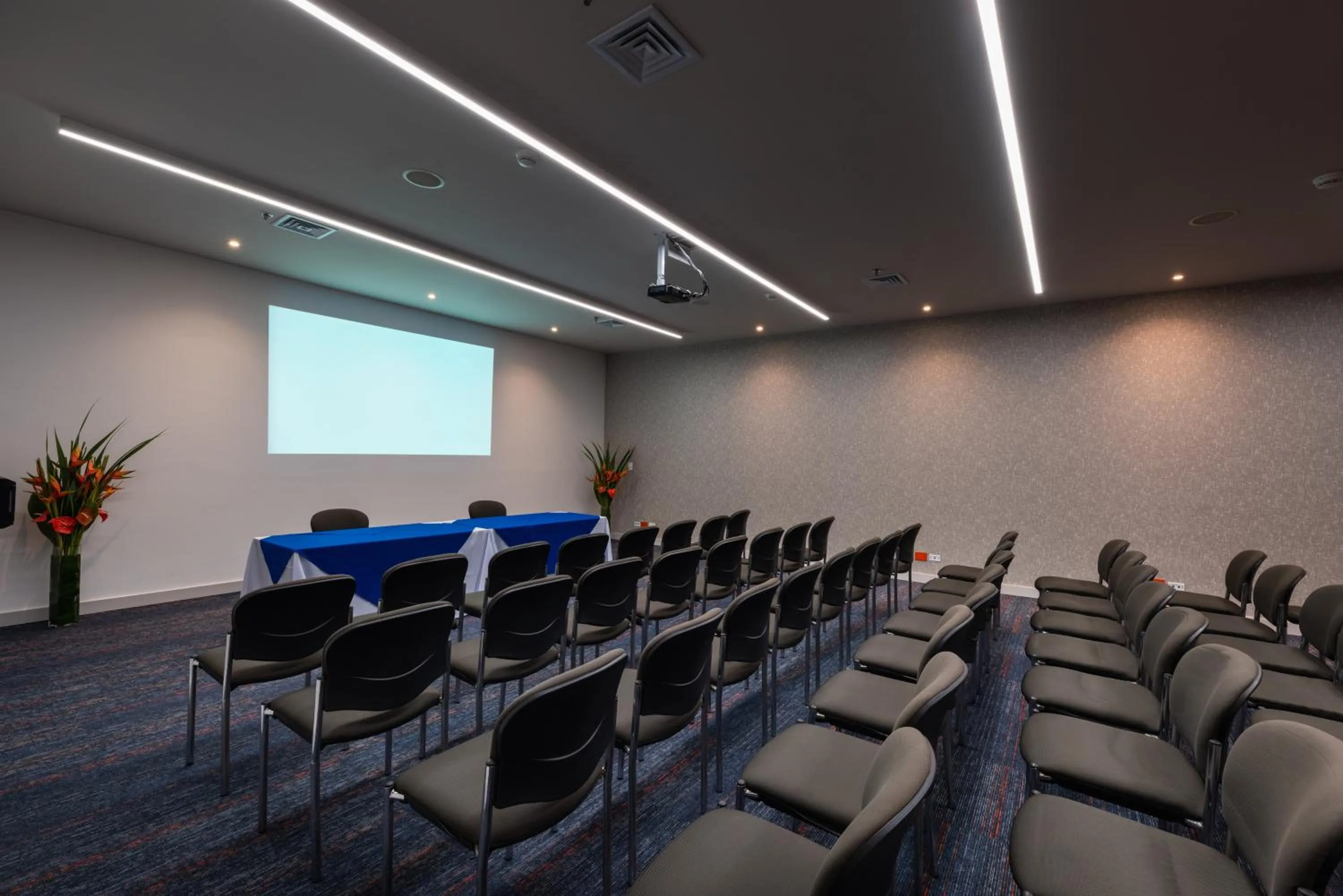 Meeting/conference room in Hotel Holiday Inn Express & Suites Medellin by IHG