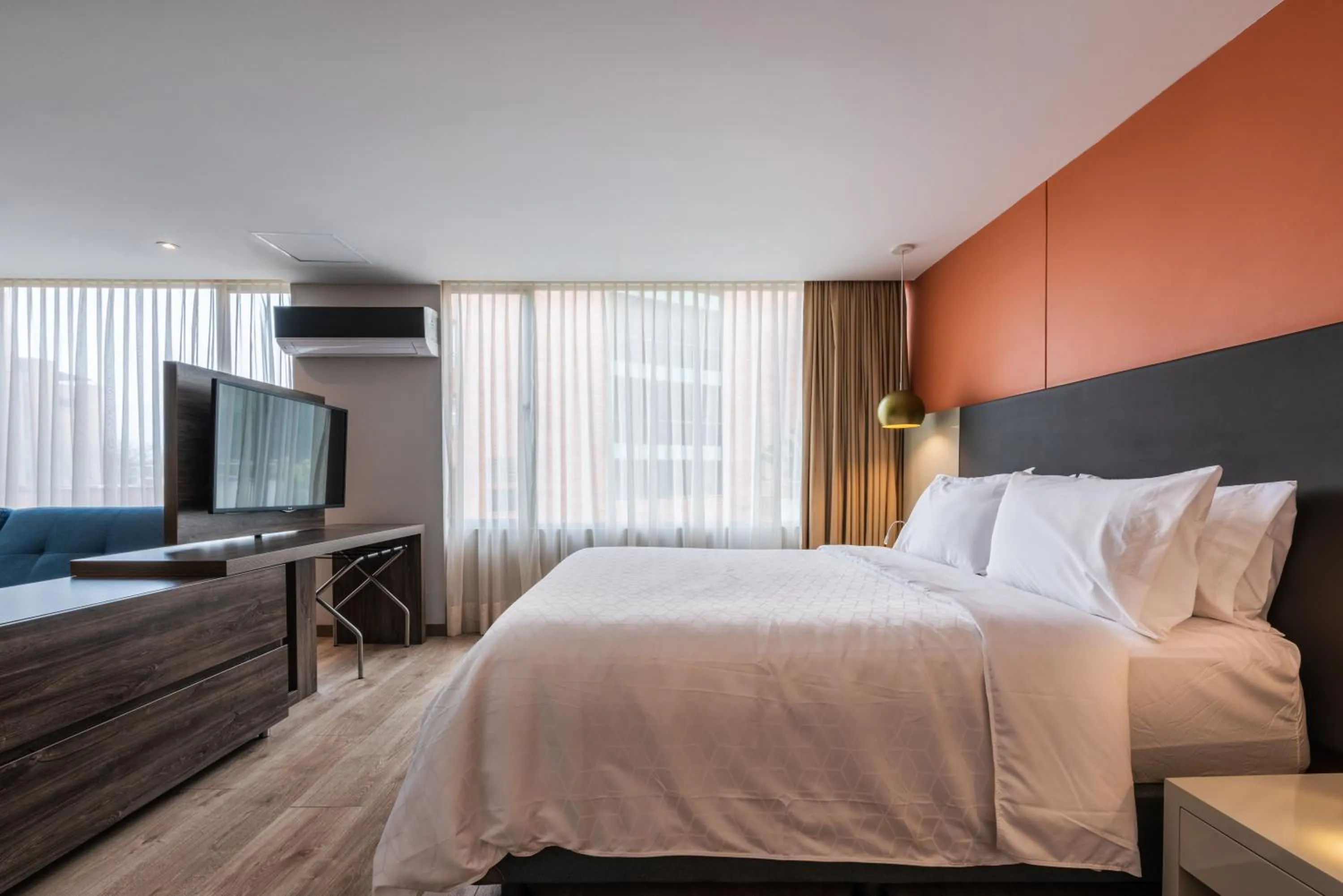 Photo of the whole room, Bed in Hotel Holiday Inn Express & Suites Medellin by IHG