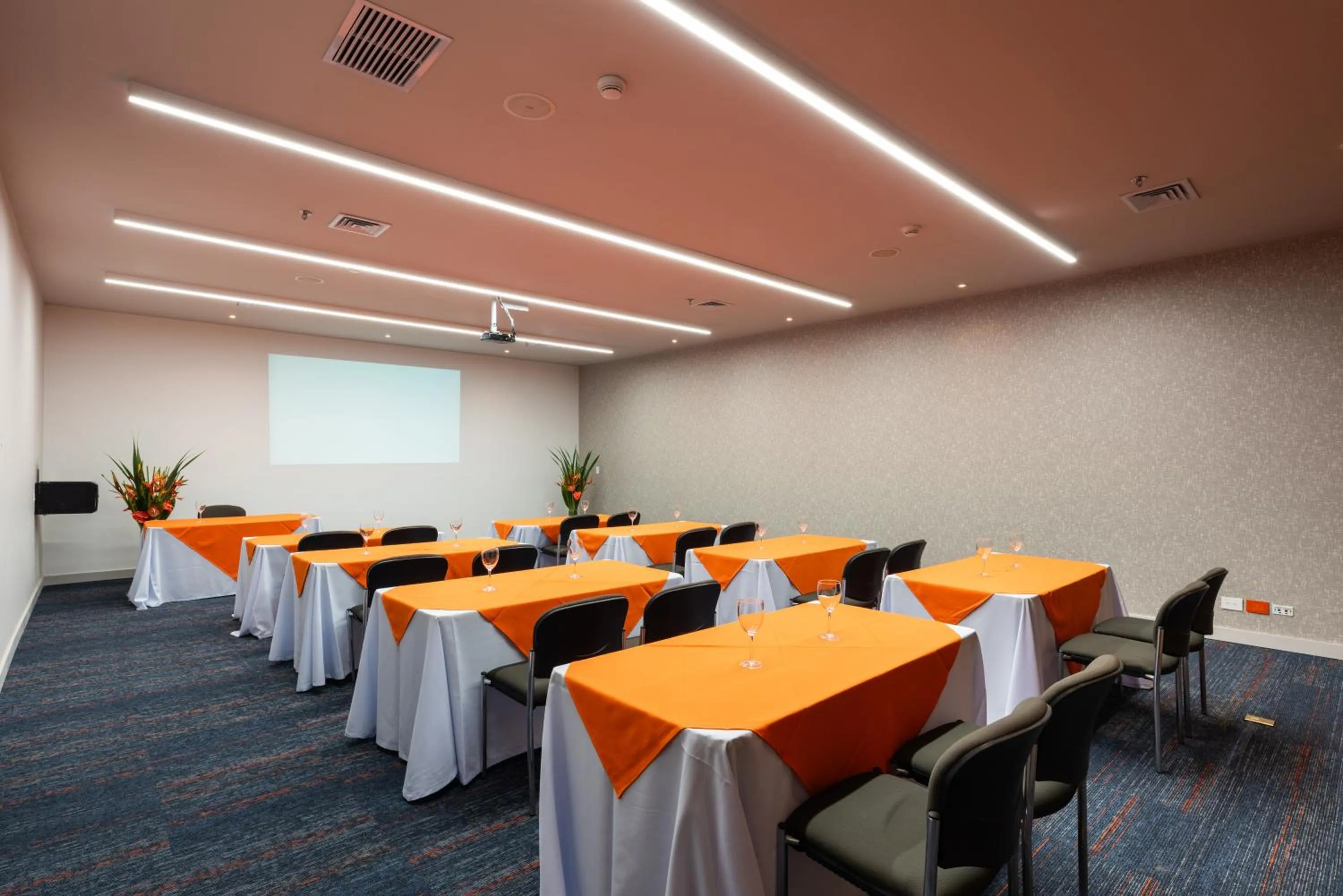 Meeting/conference room in Hotel Holiday Inn Express & Suites Medellin by IHG