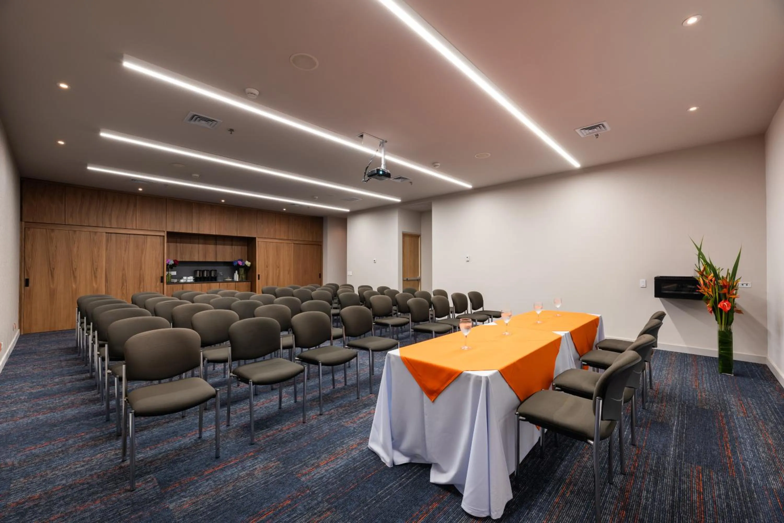 Meeting/conference room in Hotel Holiday Inn Express & Suites Medellin by IHG