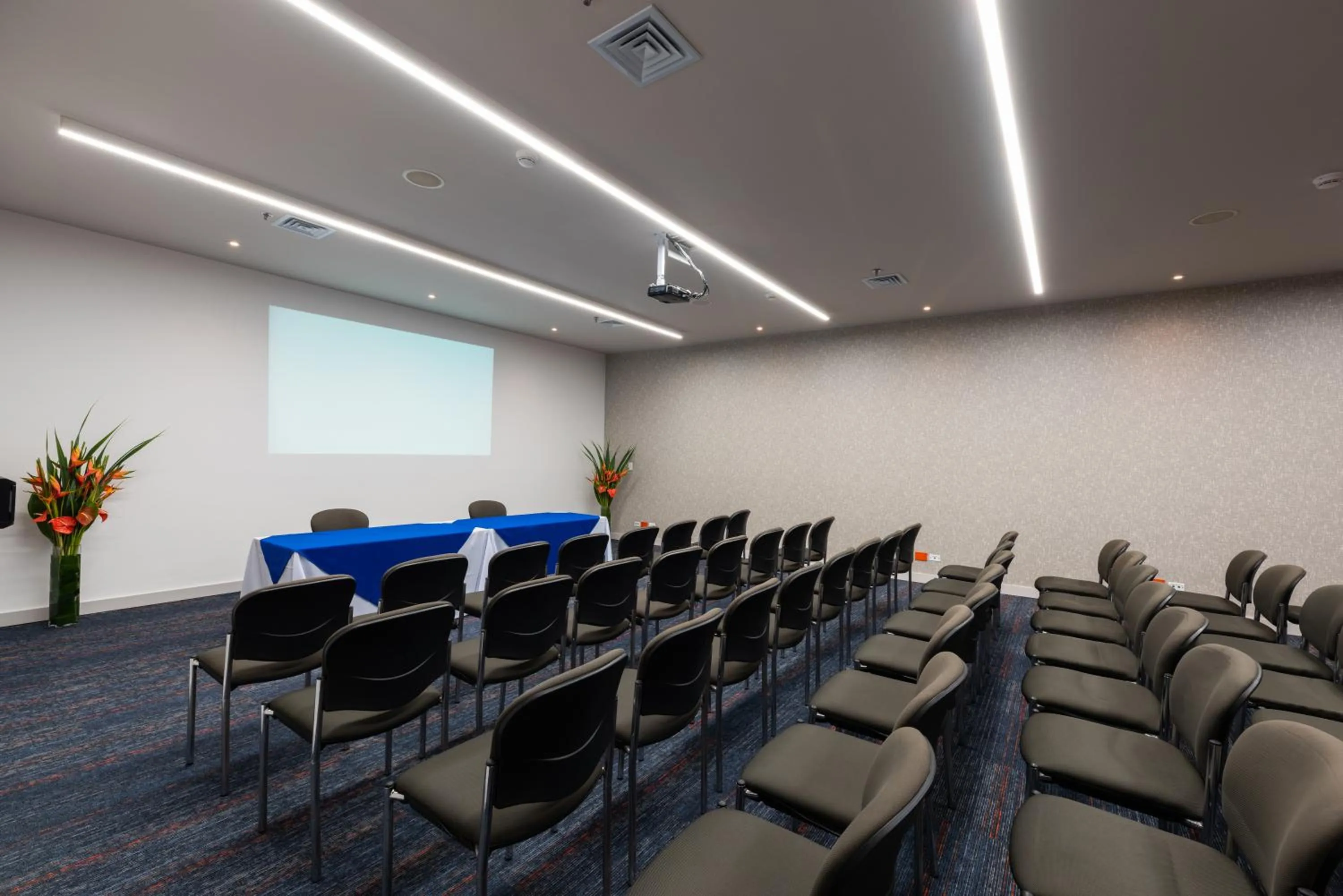 Meeting/conference room in Hotel Holiday Inn Express & Suites Medellin by IHG