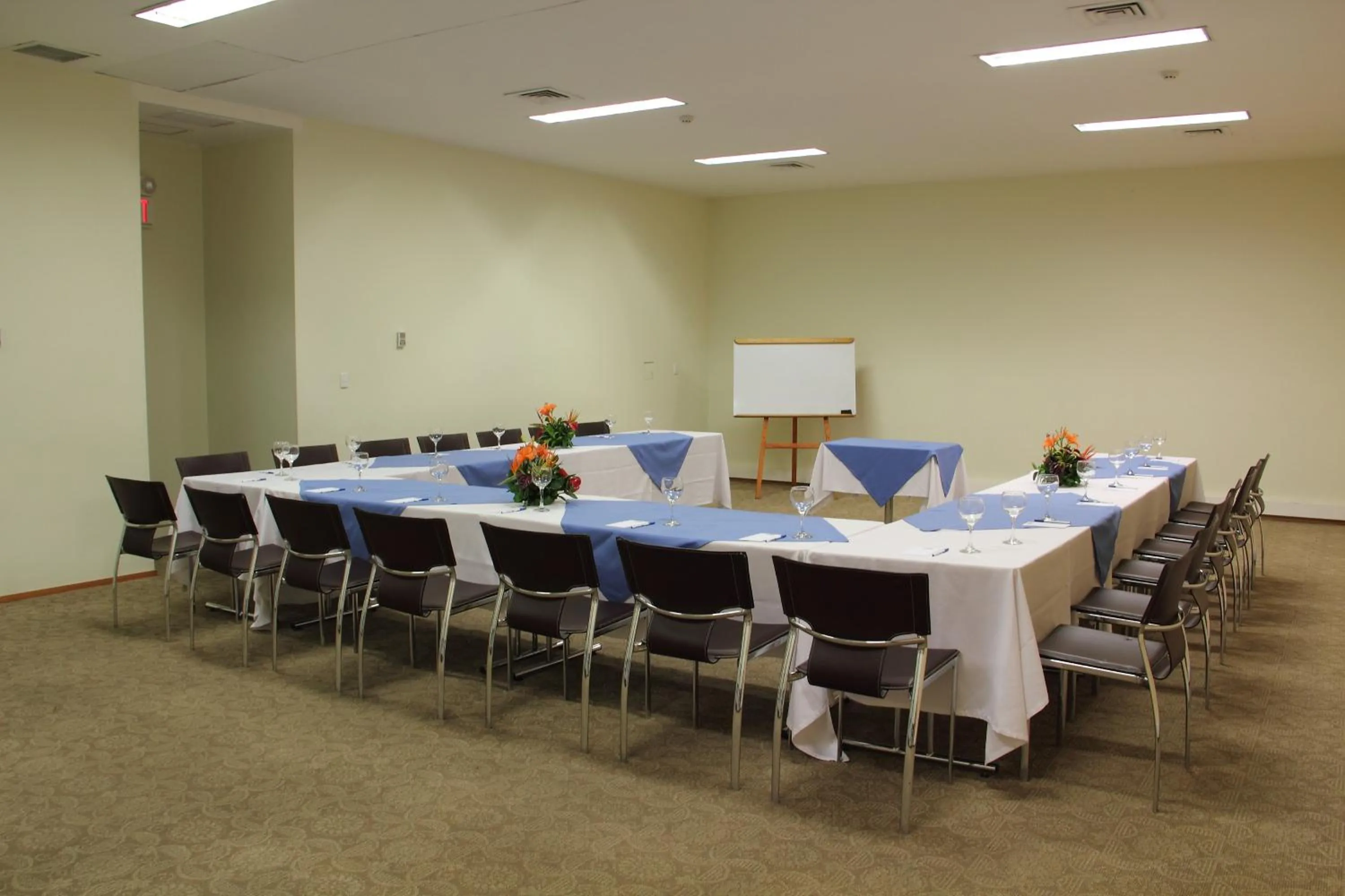 Meeting/conference room in Hotel Holiday Inn Express & Suites Medellin by IHG