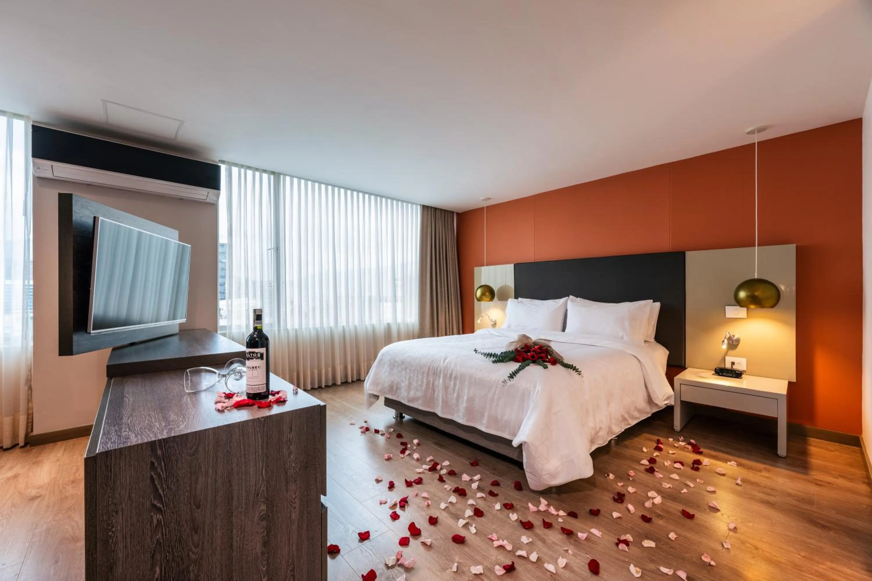 Bedroom, Bed in Hotel Holiday Inn Express & Suites Medellin by IHG