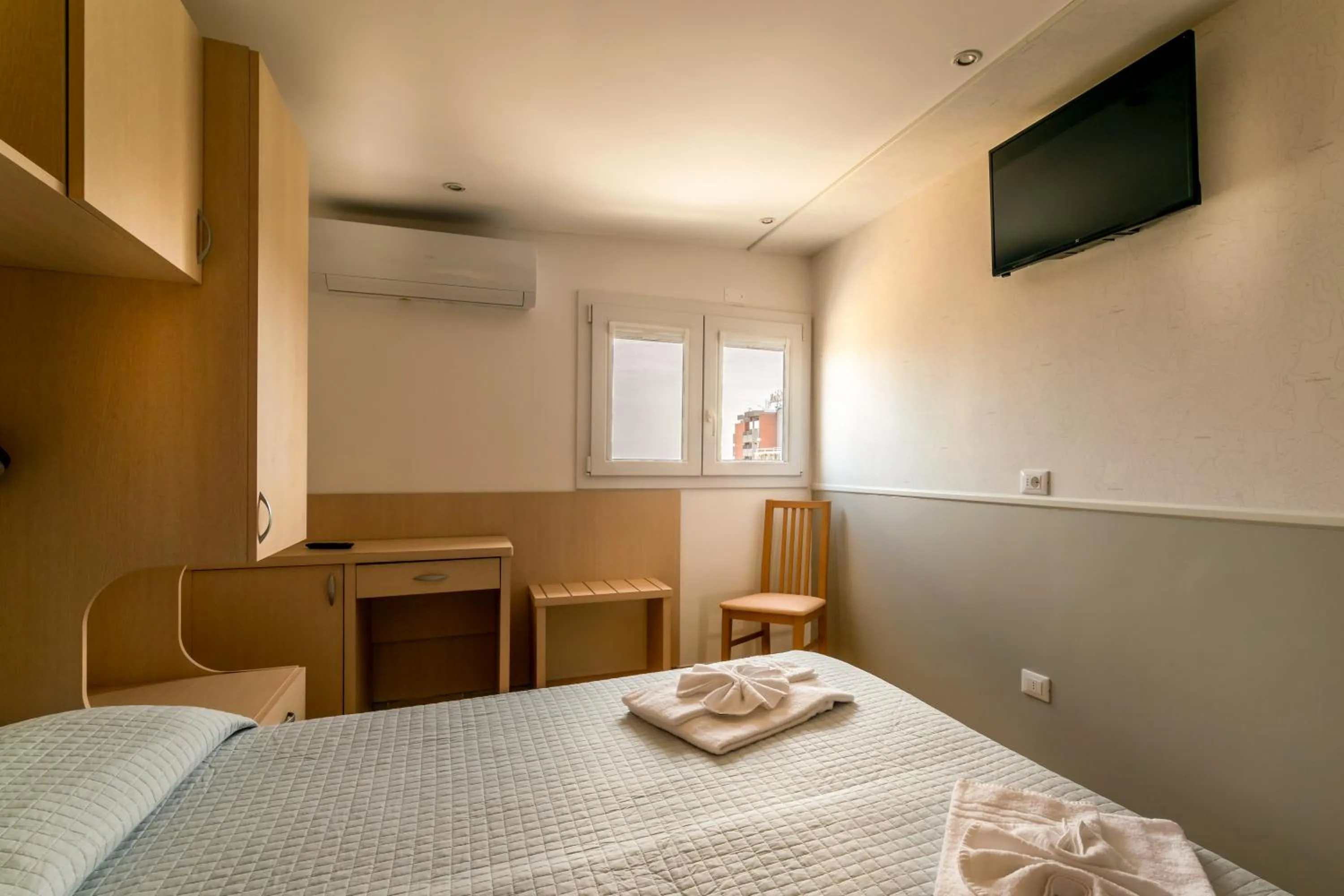 Photo of the whole room, Bed in Hotel Stresa