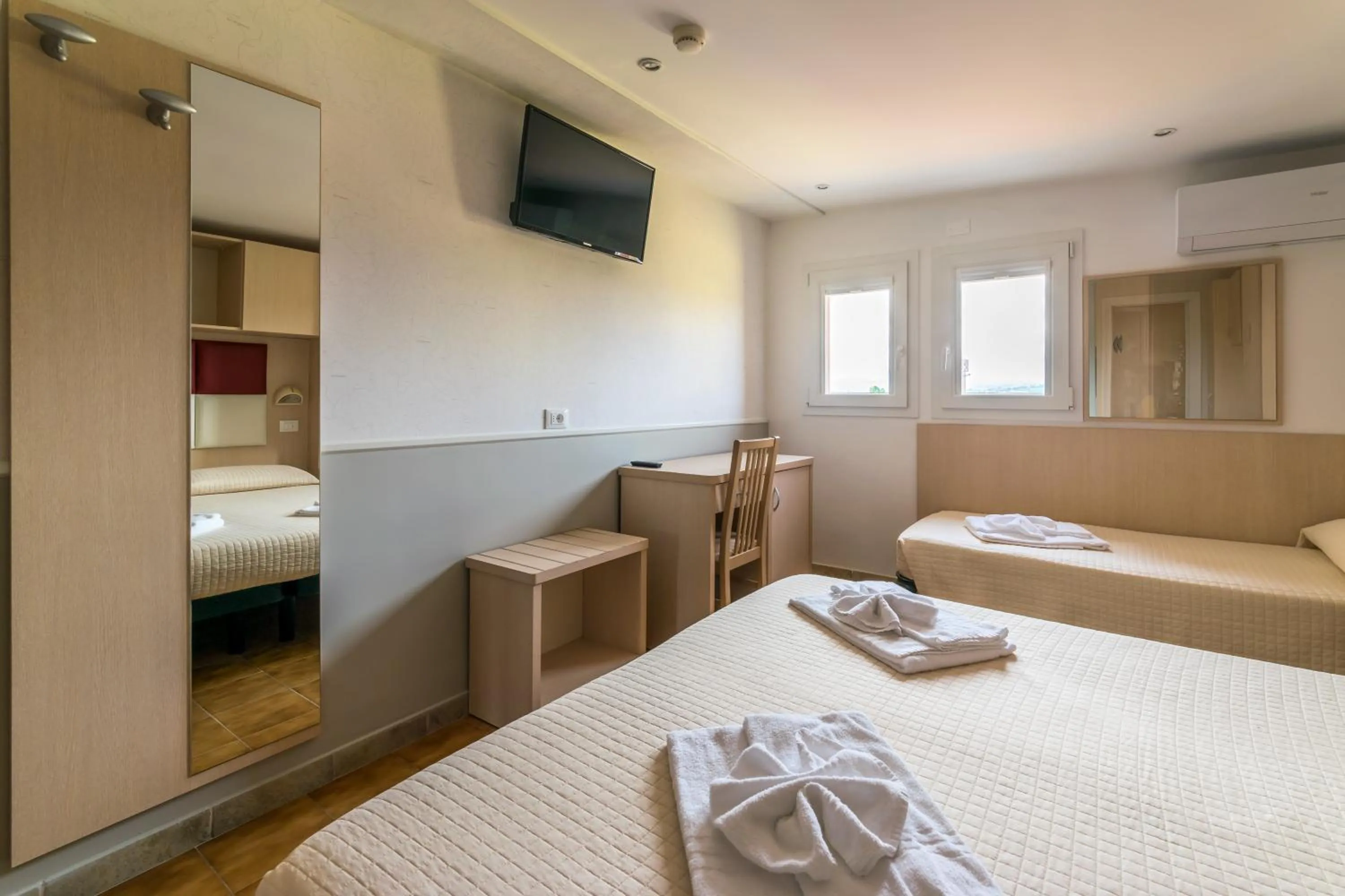 Photo of the whole room, Bed in Hotel Stresa