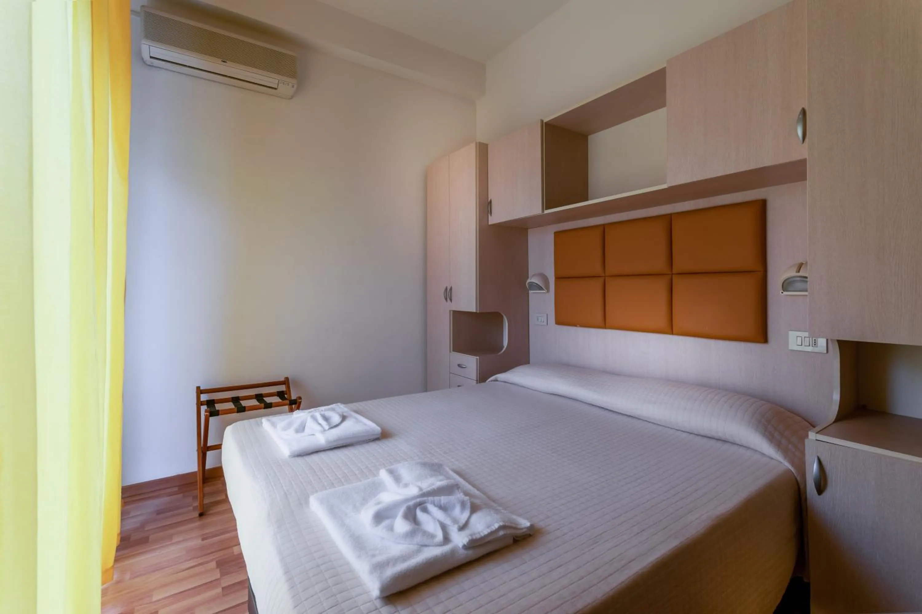 Photo of the whole room, Bed in Hotel Stresa