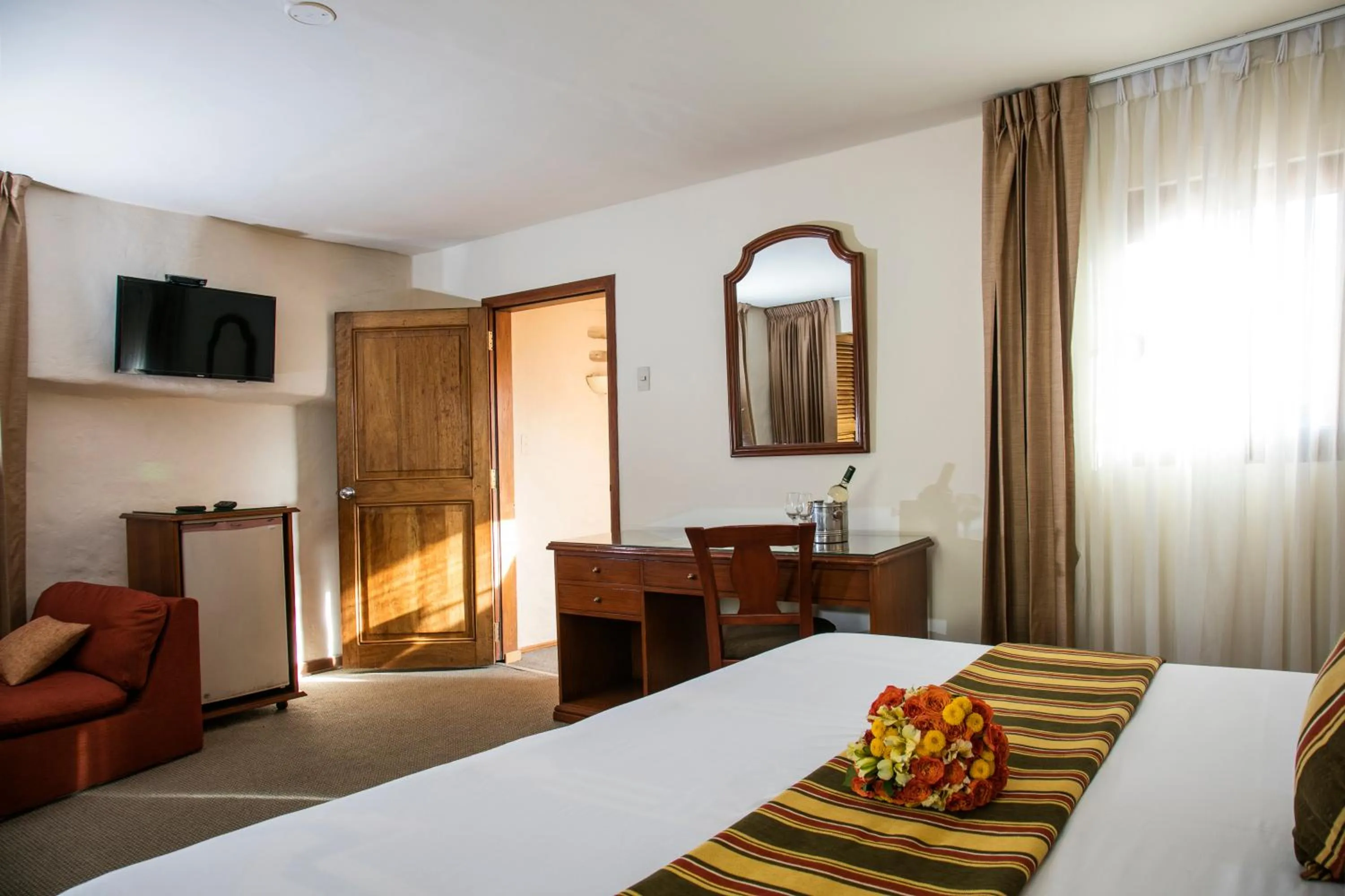 Photo of the whole room, Bed in San Agustin Internacional