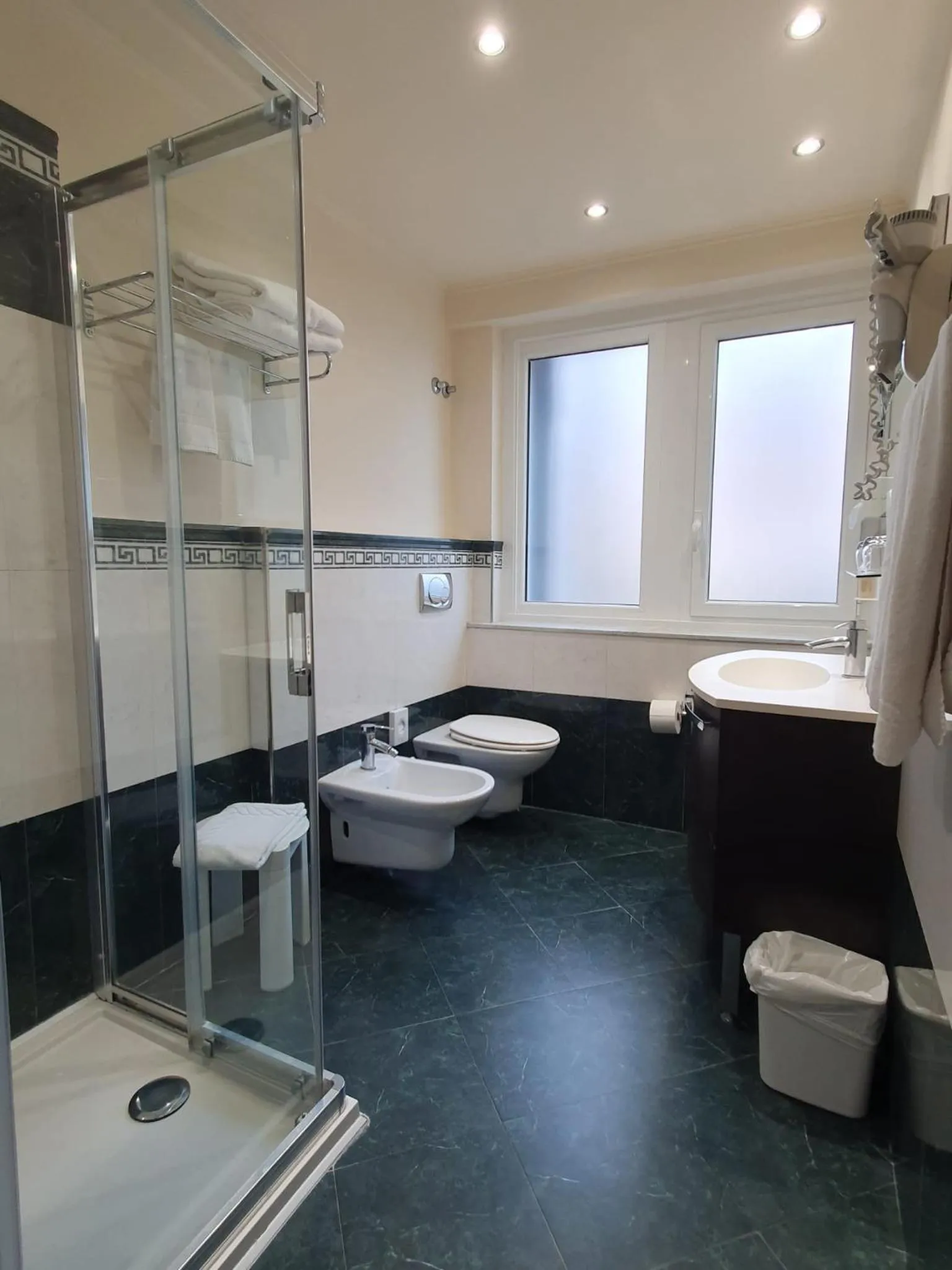 Shower in Hotel Regina