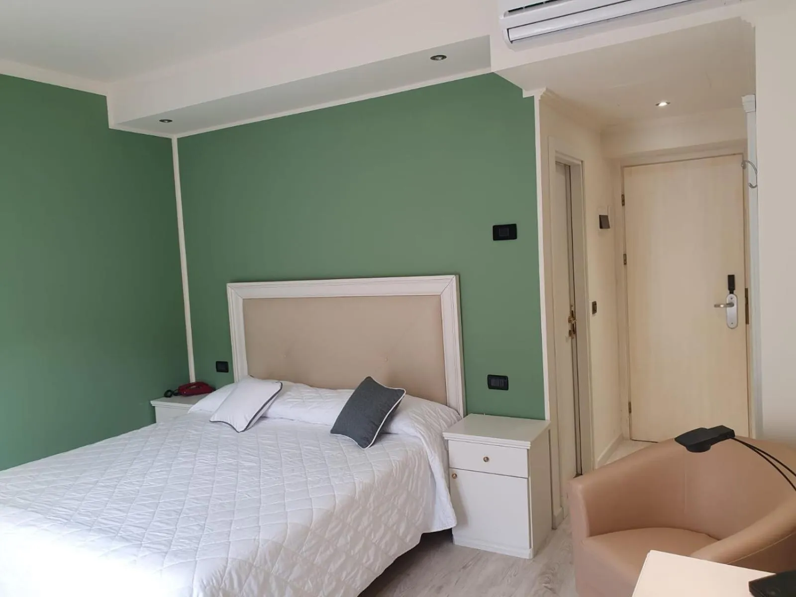 Bedroom, Bed in Hotel Regina