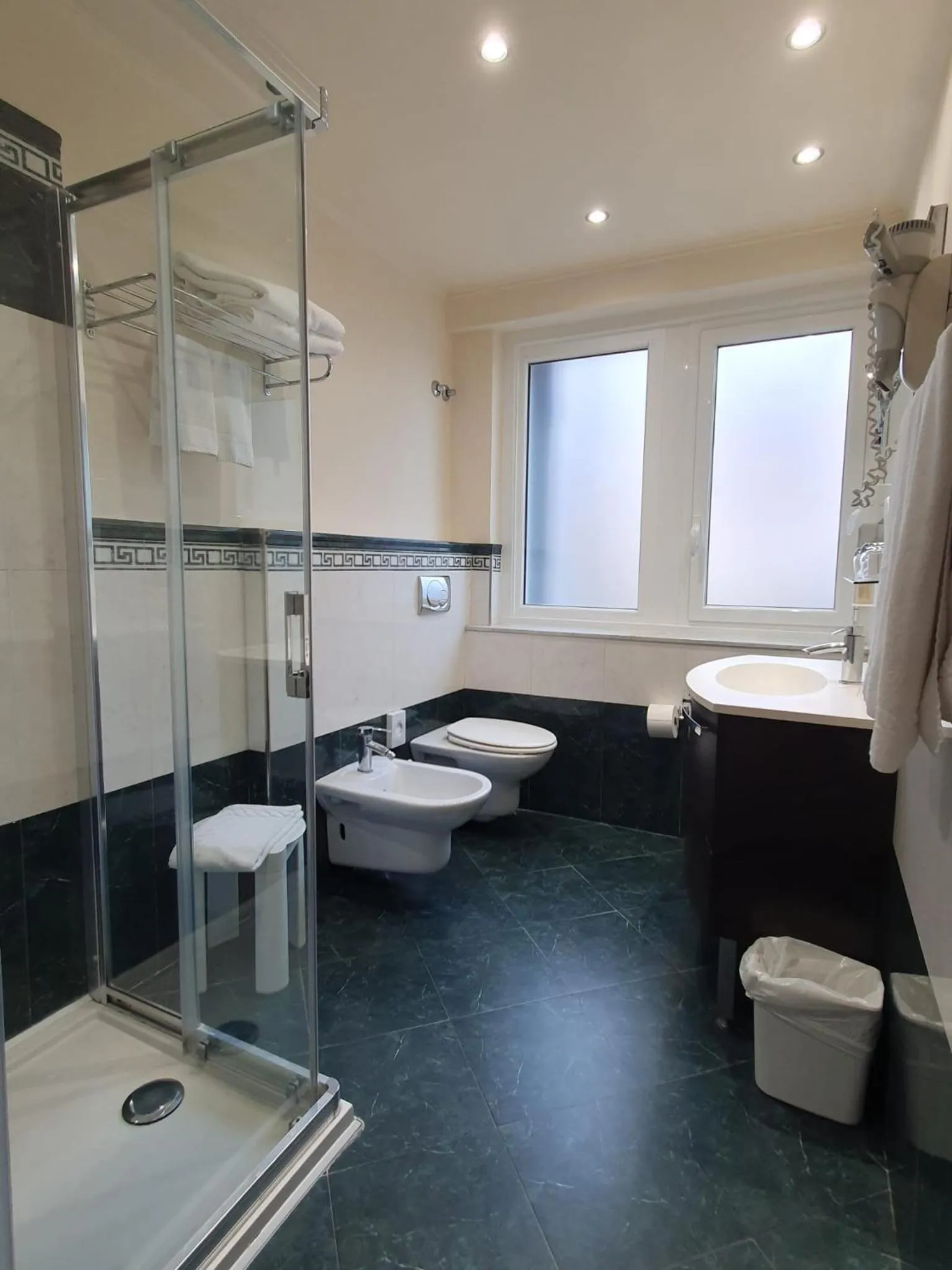 Shower in Hotel Regina