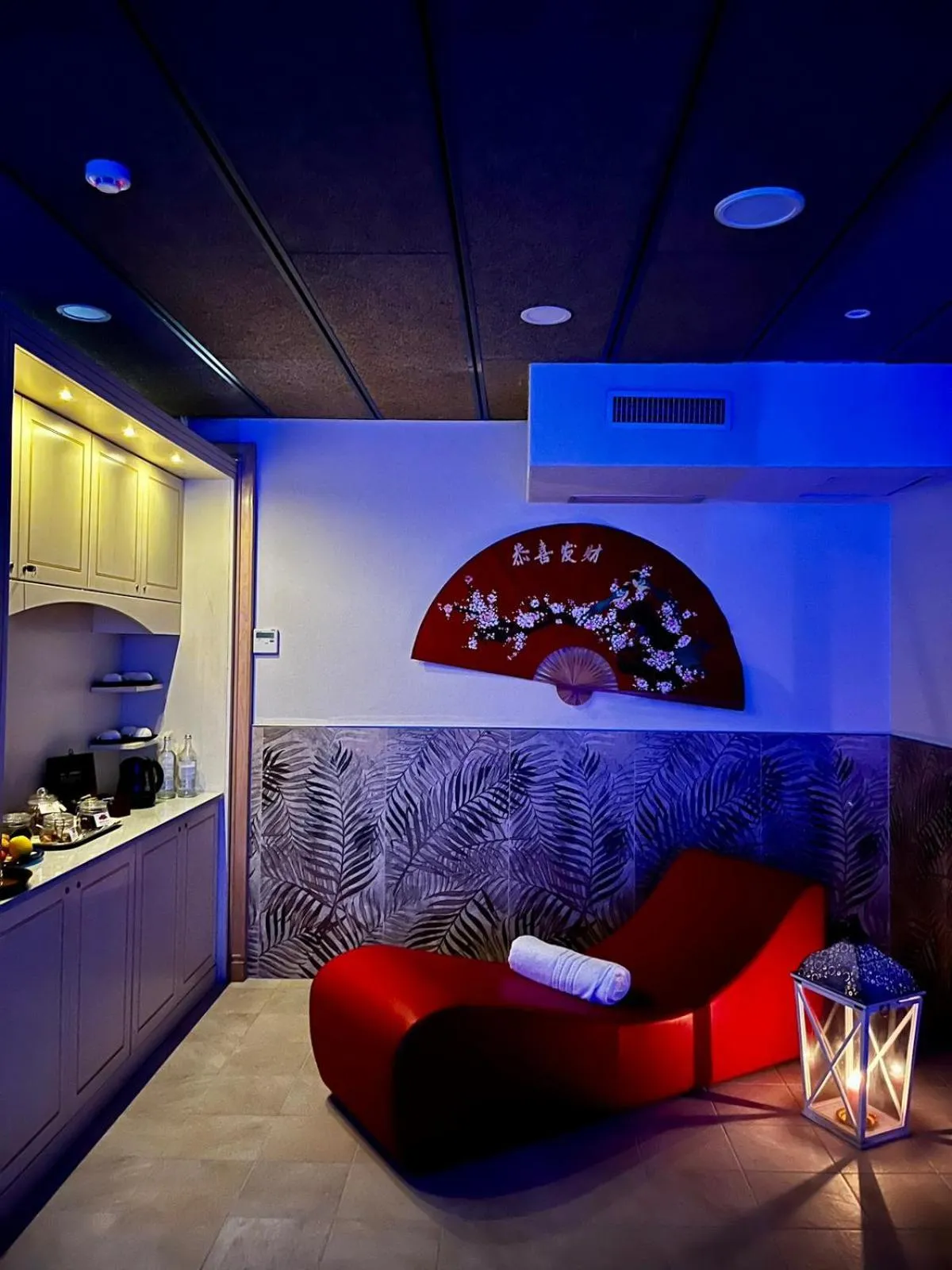 Hot Tub in Hotel Regina