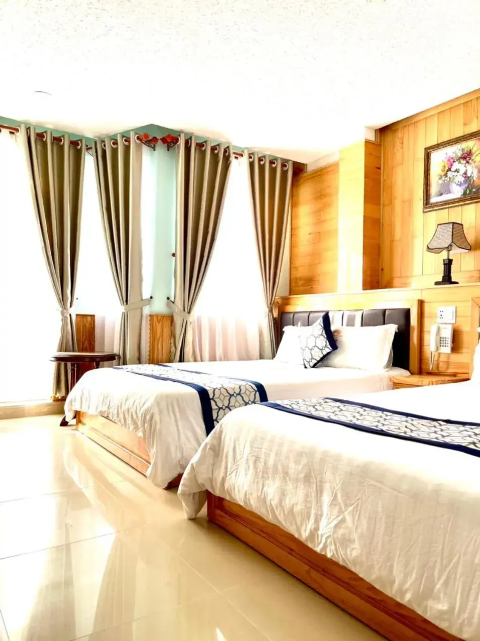 Quadruple Room with Balcony in Hotel Phuong Nghi Quadruple Room with Balcony in Hotel Phuong Nghi