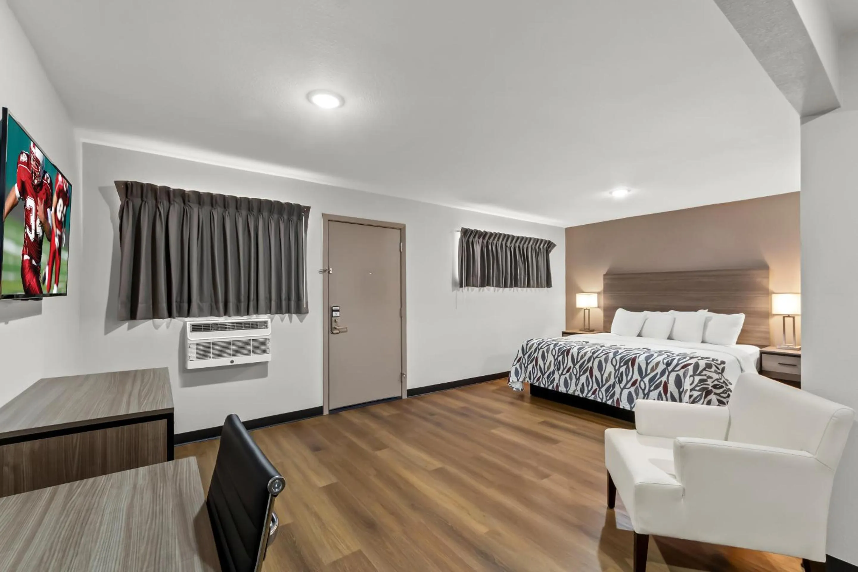 Photo of the whole room, Bed in Red Roof Inn Del Rio