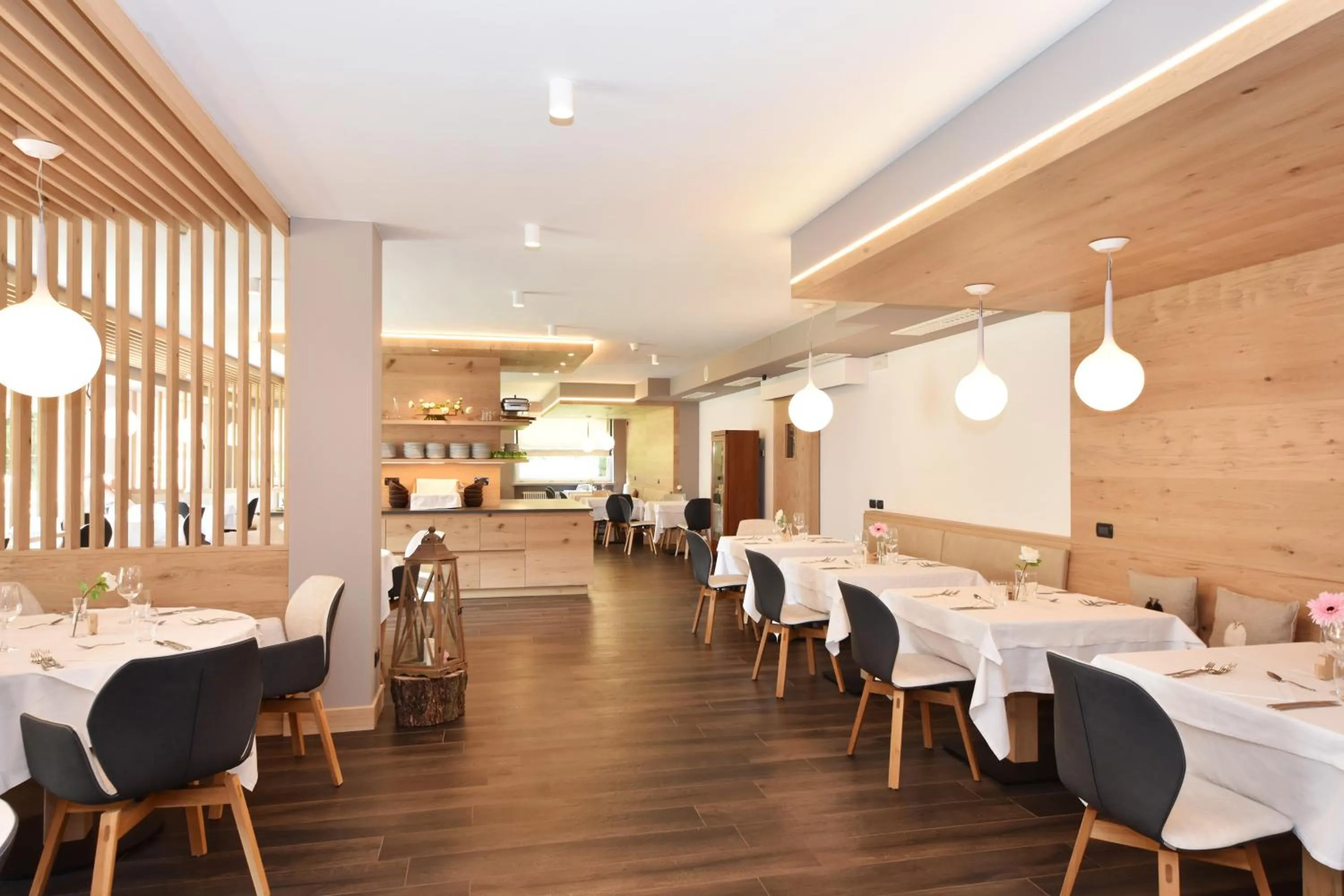 Restaurant/places to eat in X Alp Hotel