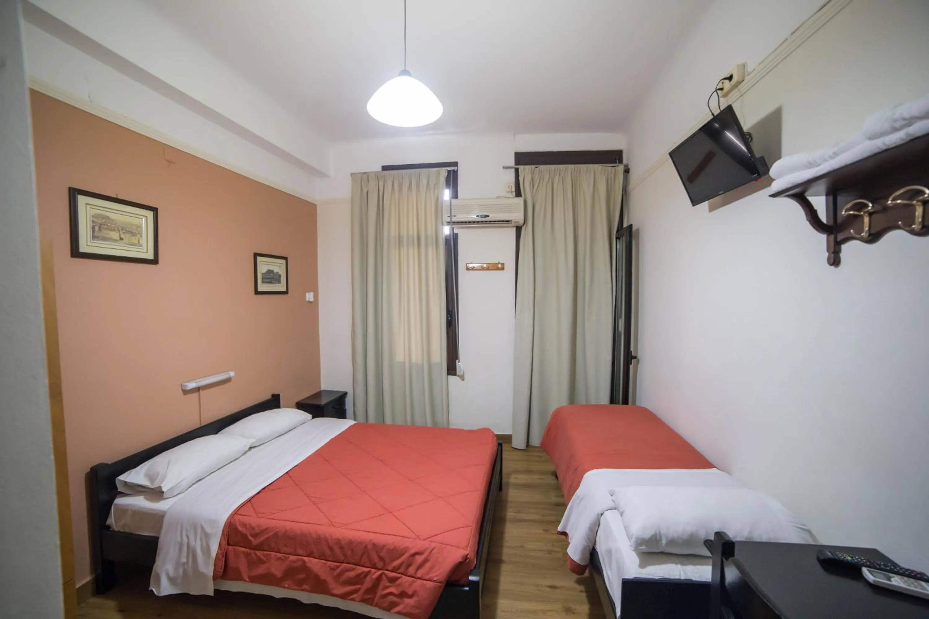 Photo of the whole room, Bed in Tempi Hotel