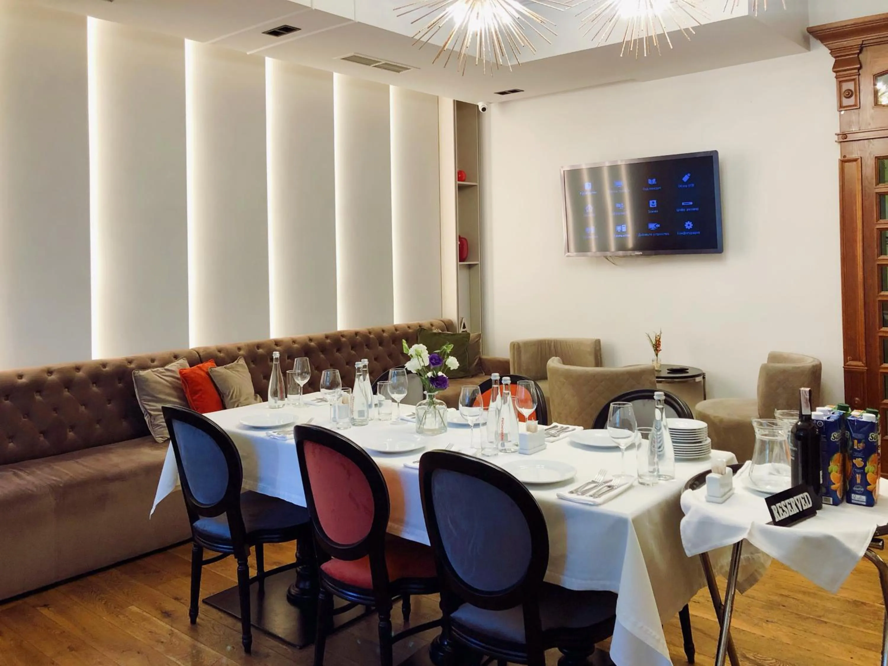 Restaurant/places to eat in Continental Hotel