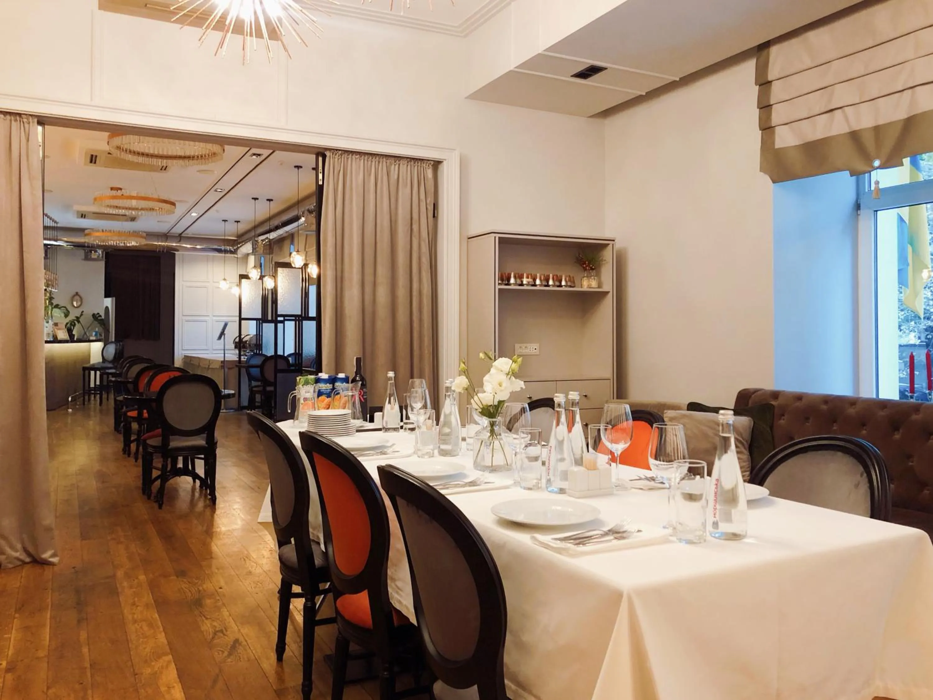 Restaurant/places to eat in Continental Hotel