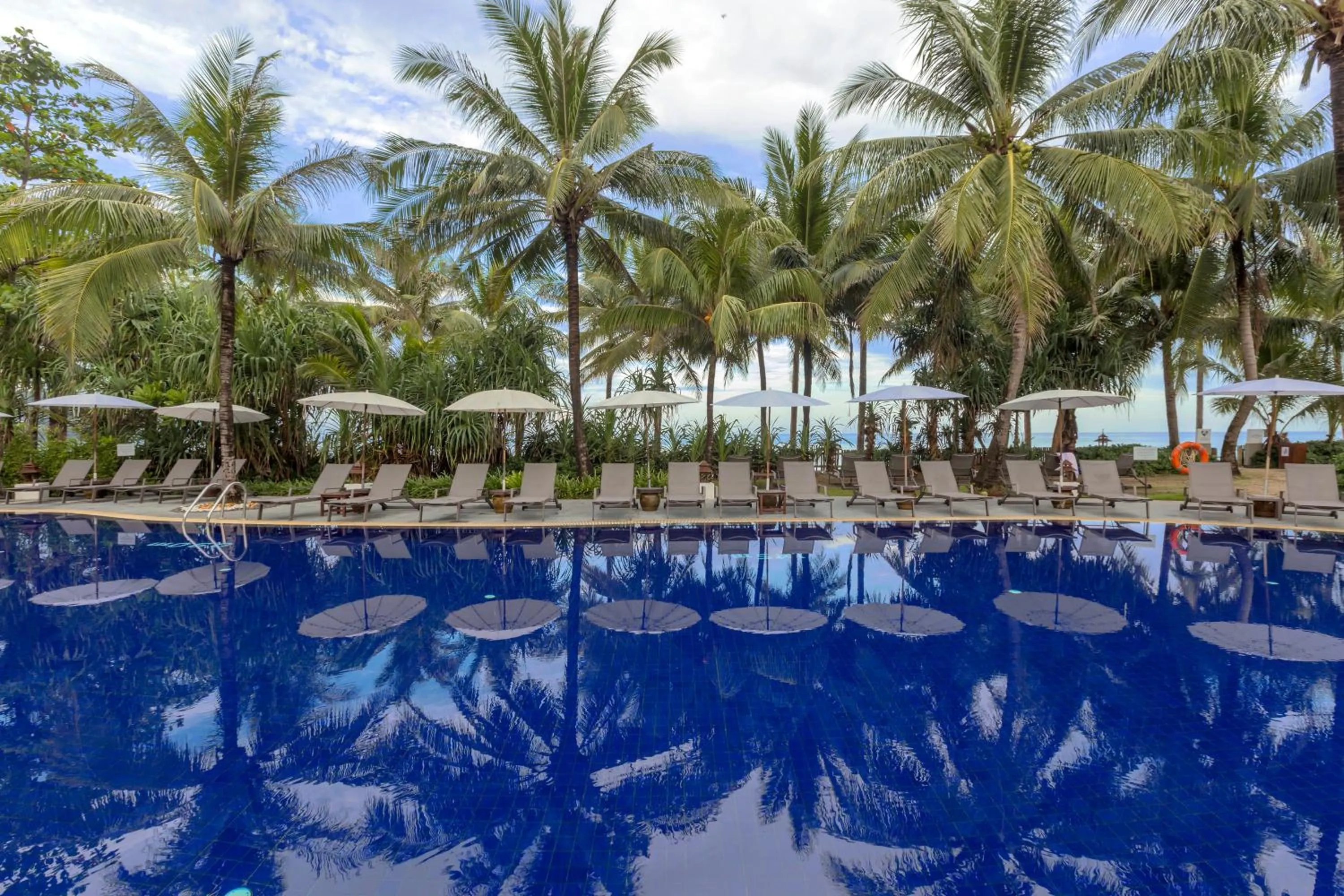 Swimming pool in Sunprime Kamala Beach